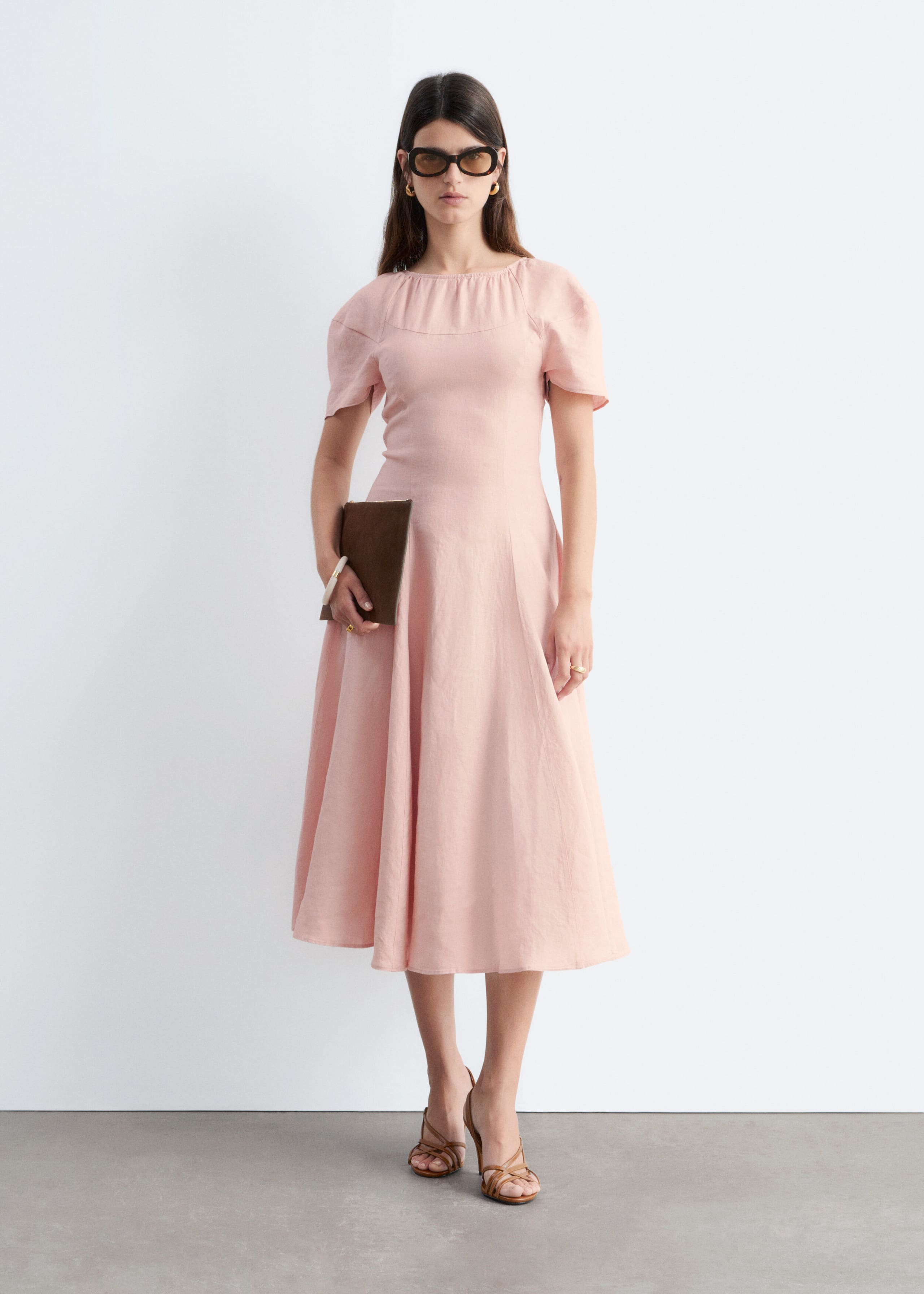 Utsvängd midiklänning i linne – Ljusrosa – lookbook