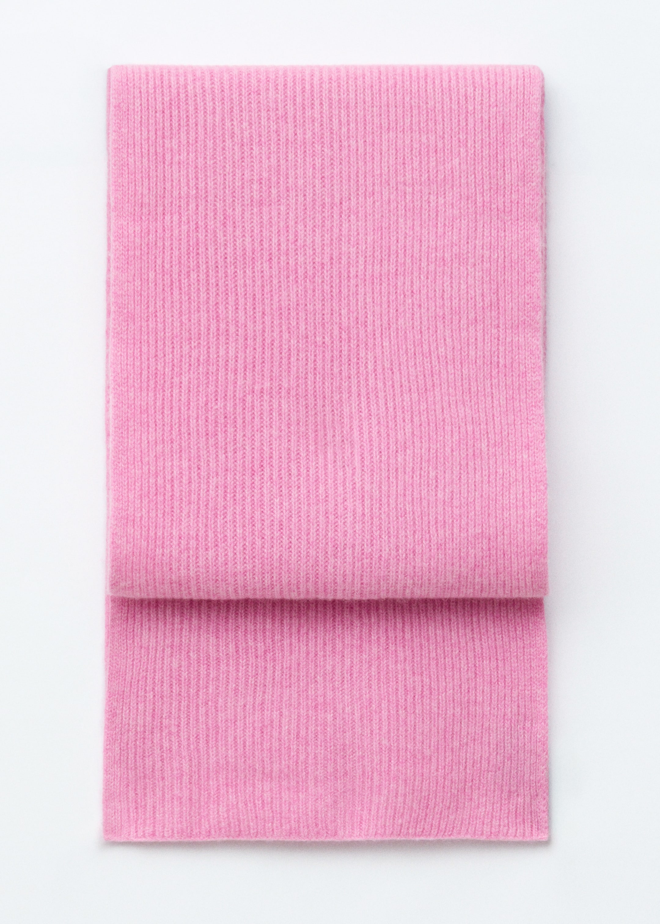 Größeres Bild anzeigen: Ein rosa Kaschmir-Strickschal mit gerippter Oberfläche ist längs gefaltet und flach präsentiert.