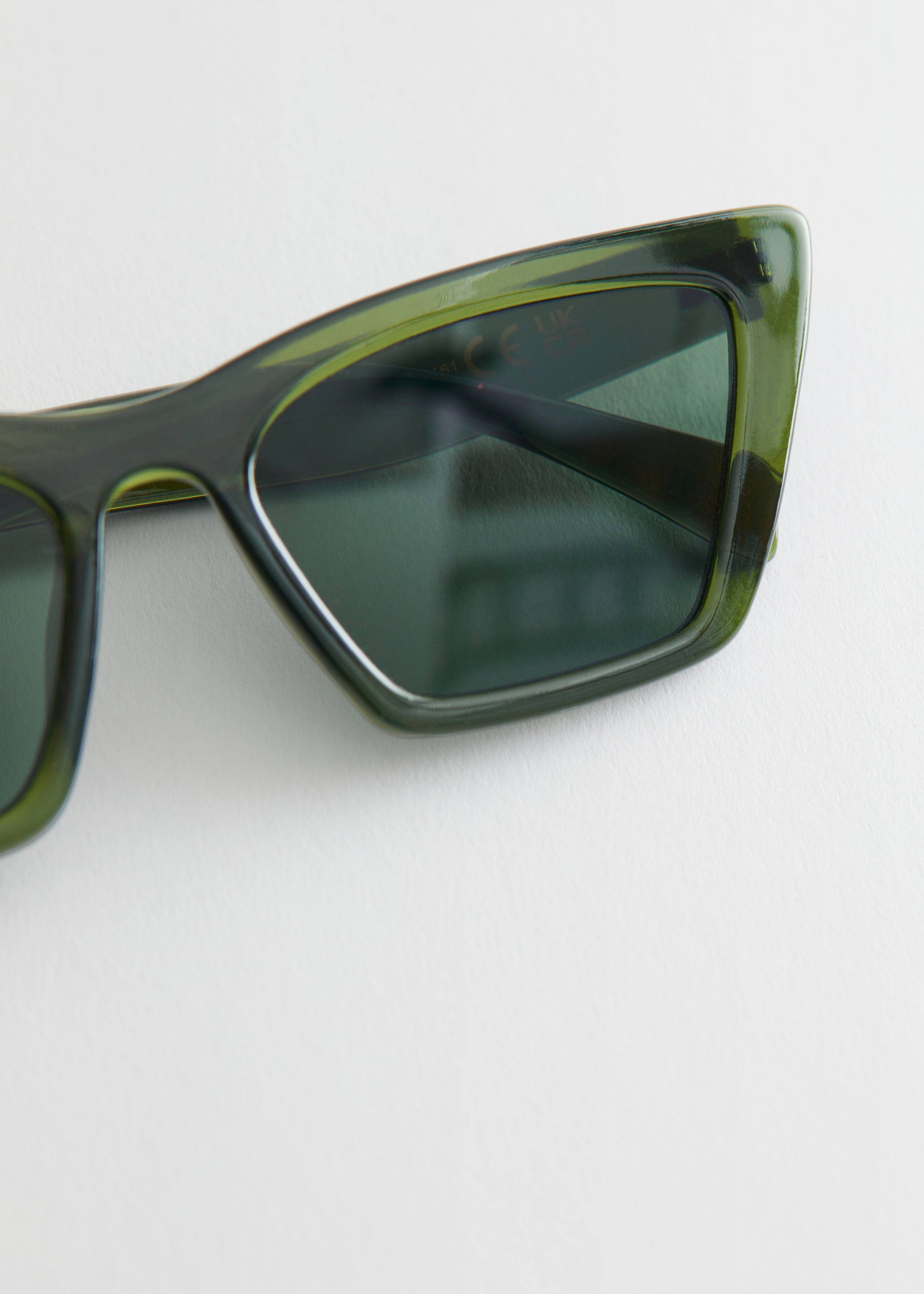 AngularCatEyeSunglasses - {{variantName}} - Detalle descriptivo