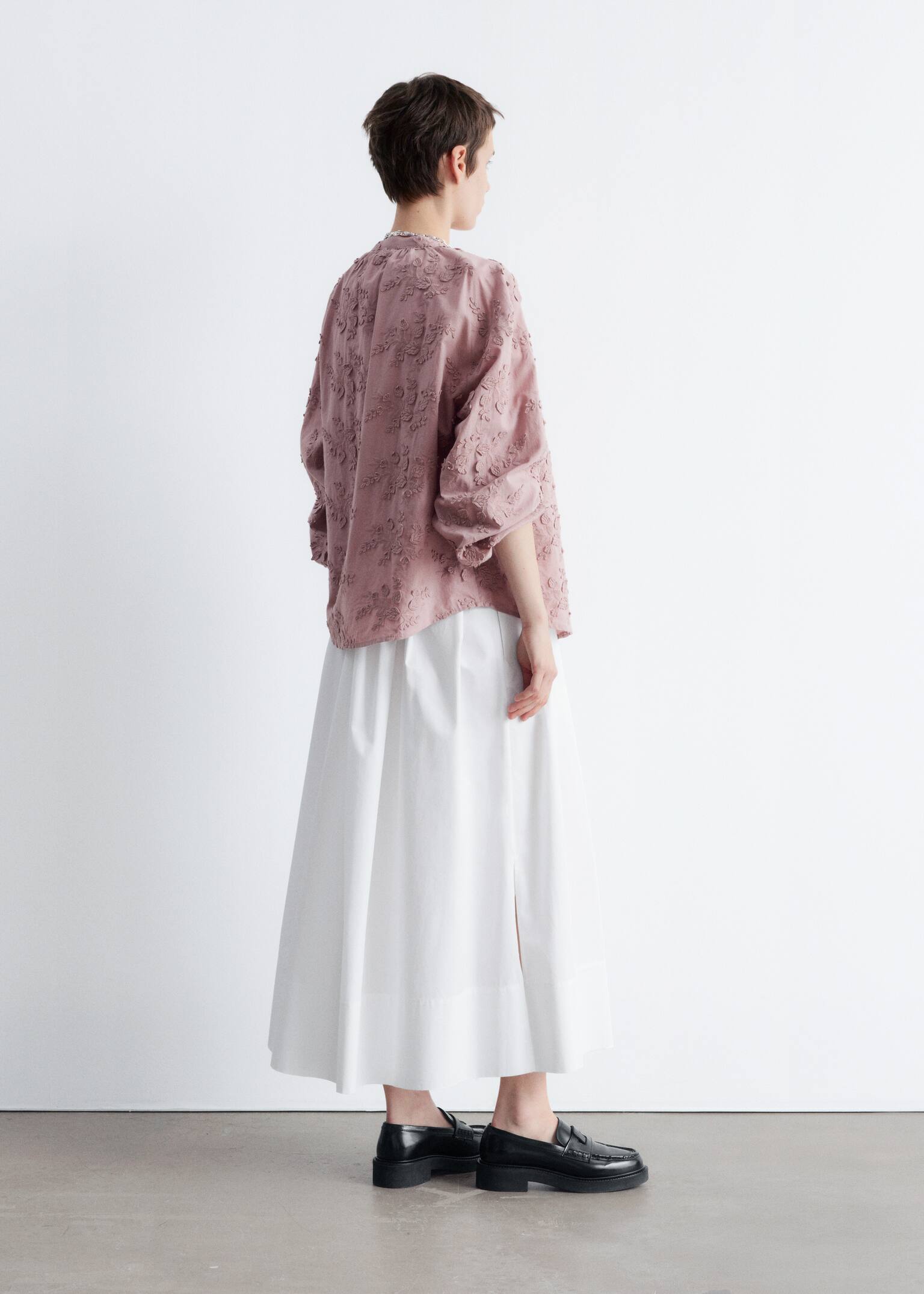 Volumineuze blouse met bloemapplicatie - Poederroze borduursel/Donkerrood/Petrol/Wit - 7