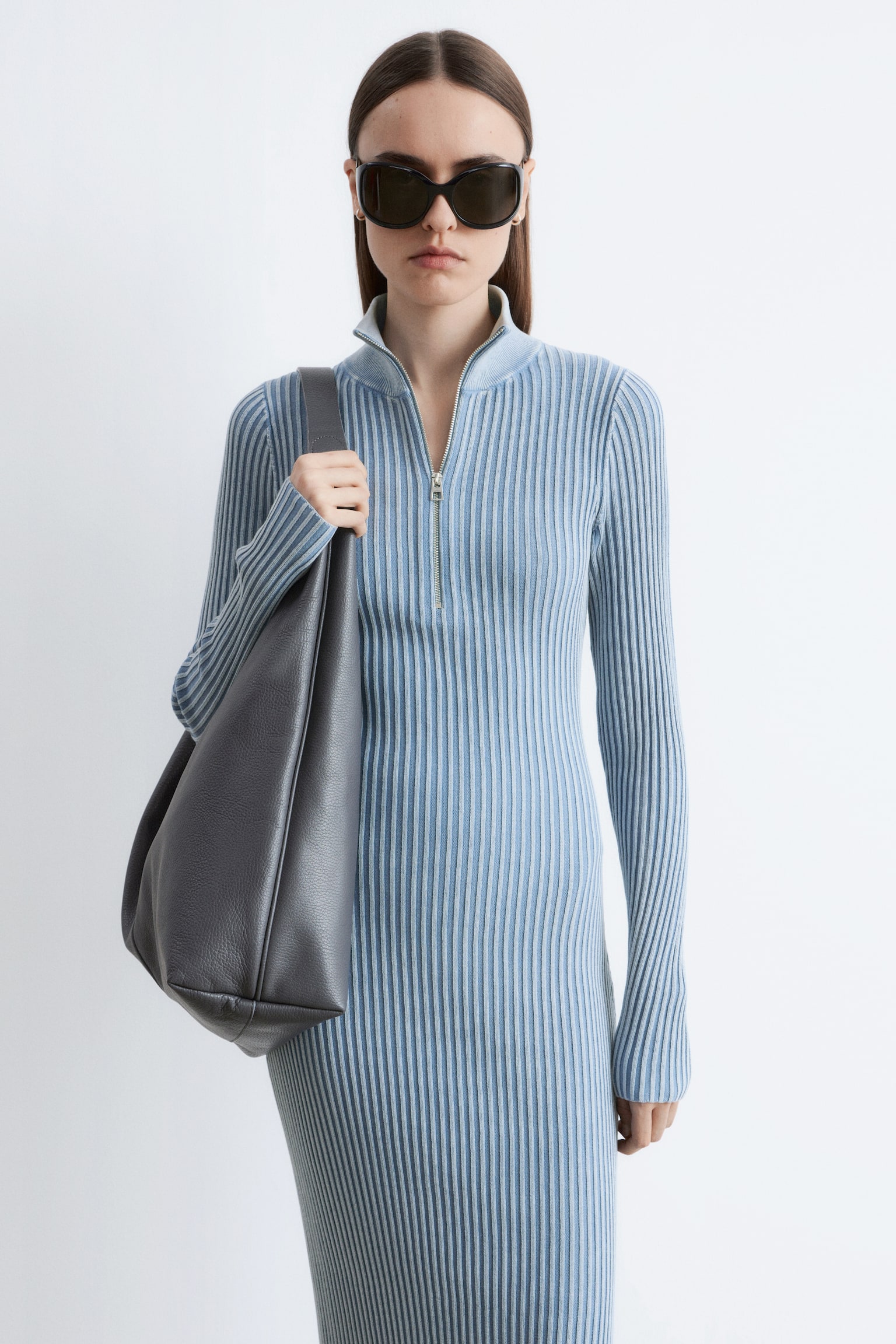 Ribbet maxikjole med lynlås - Støvet blå - 3