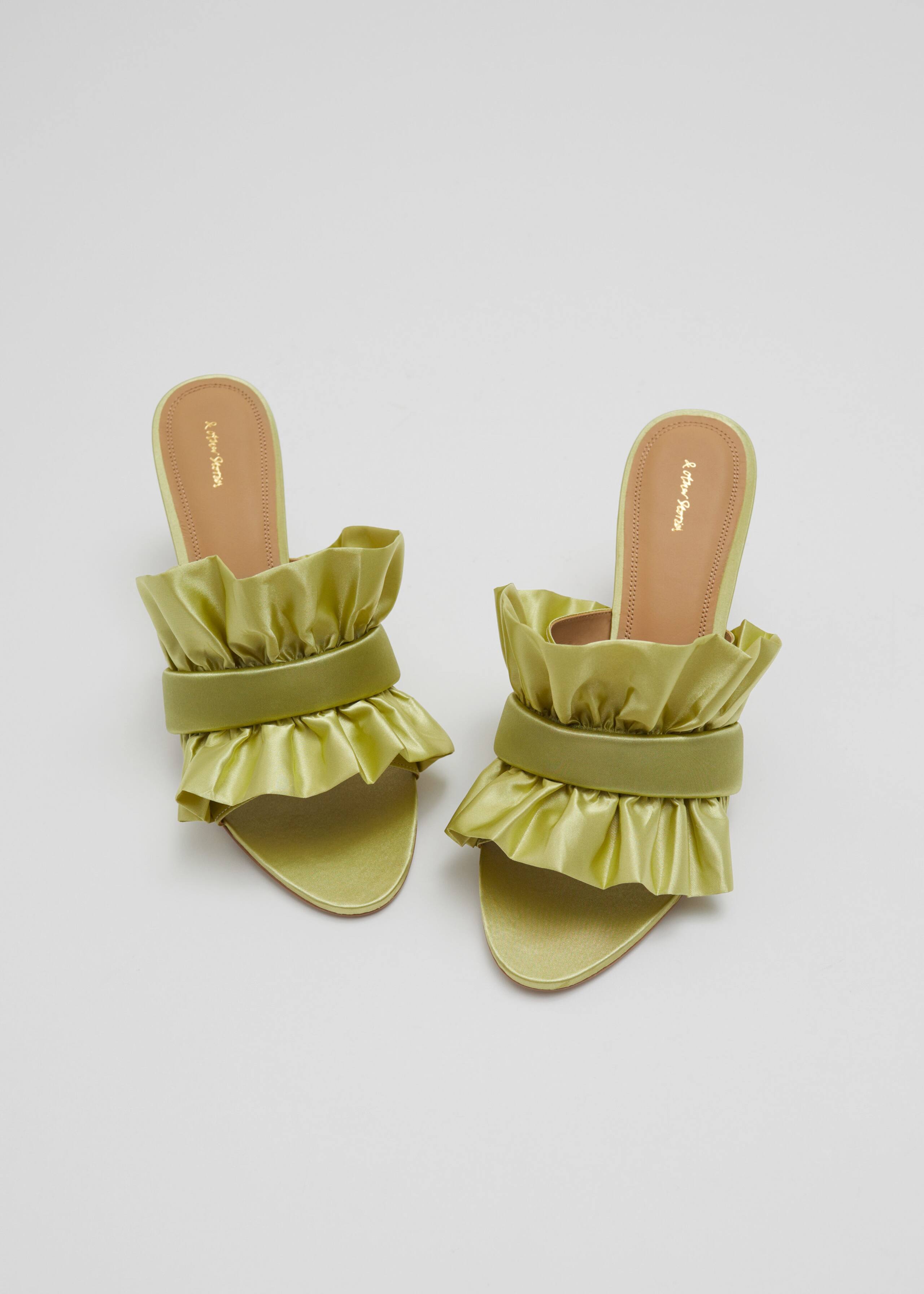 Pantoletten aus Satin - Olive - Stillleben