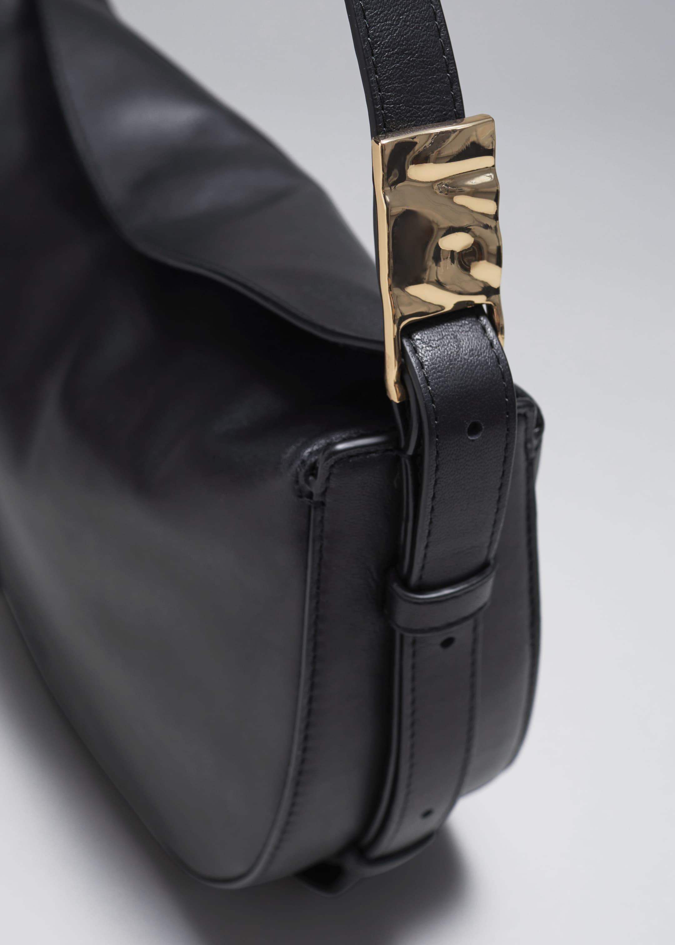 Größeres Bild anzeigen: Umhängetasche aus Leder - Schwarz - Ladies | H&M AT 3