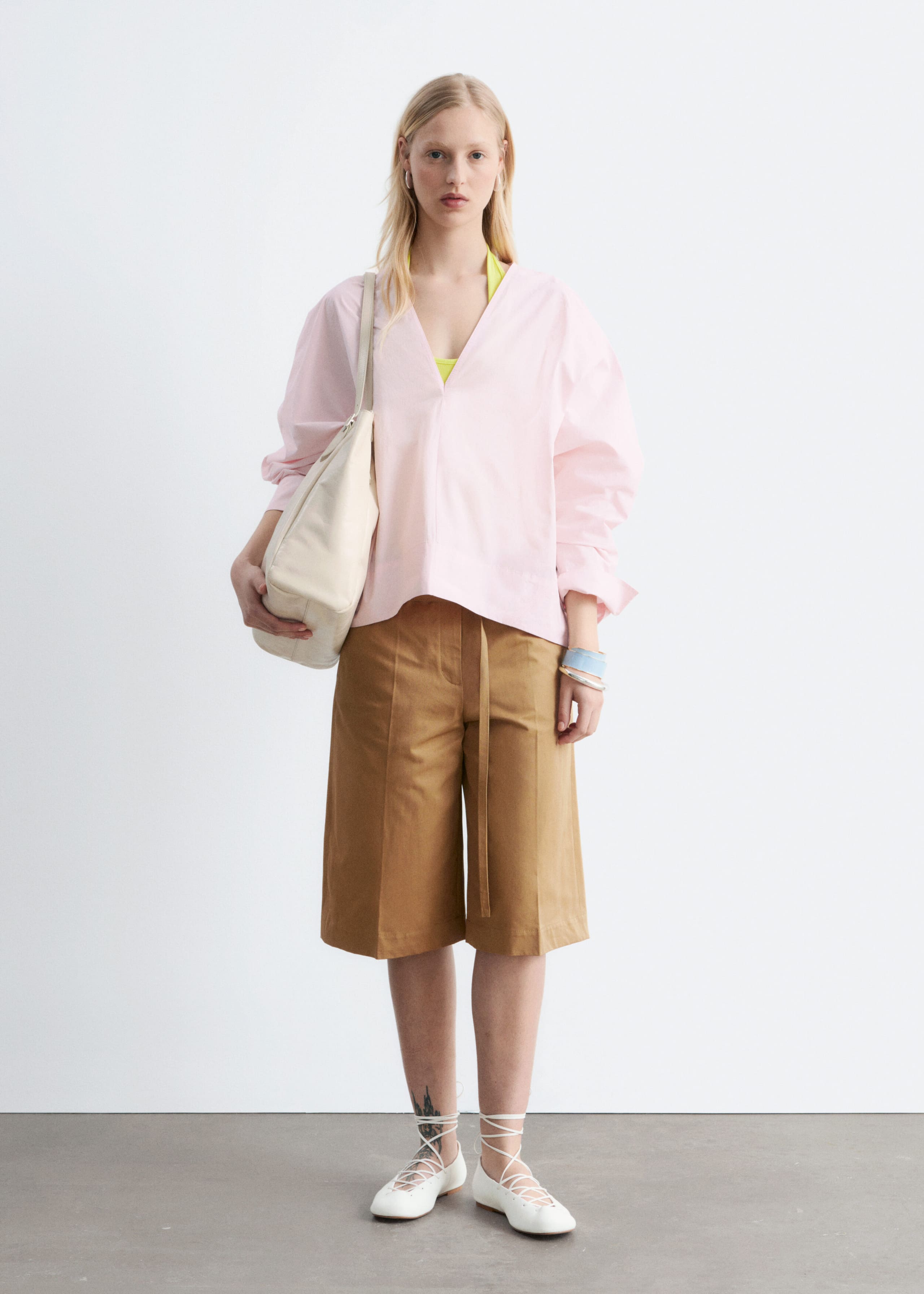 Image of Blouse sculpturale à col en V en coton