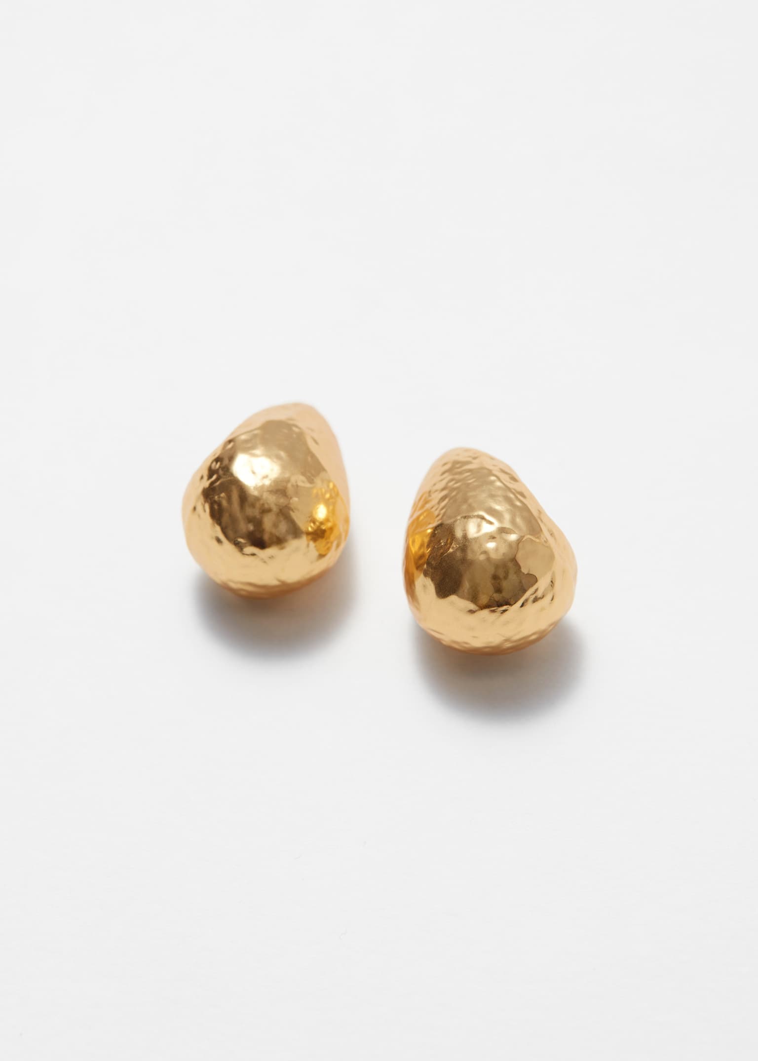 Gehämmerte Ohrringe in gewölbter Form - Gold