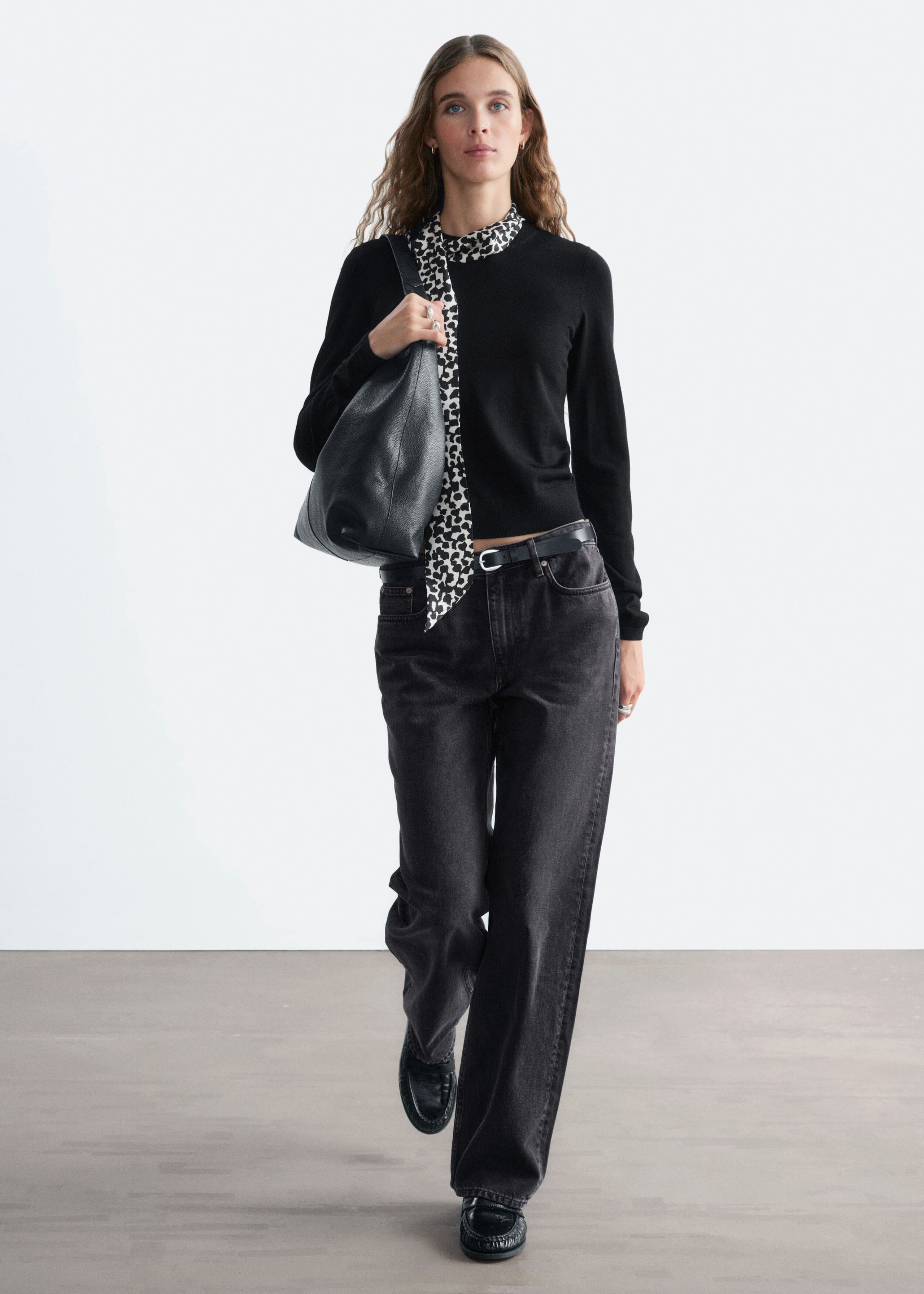 Wełniany sweter z jedwabnym kołnierzykiem – Czarny/Nadruk w panterkę – Lookbook