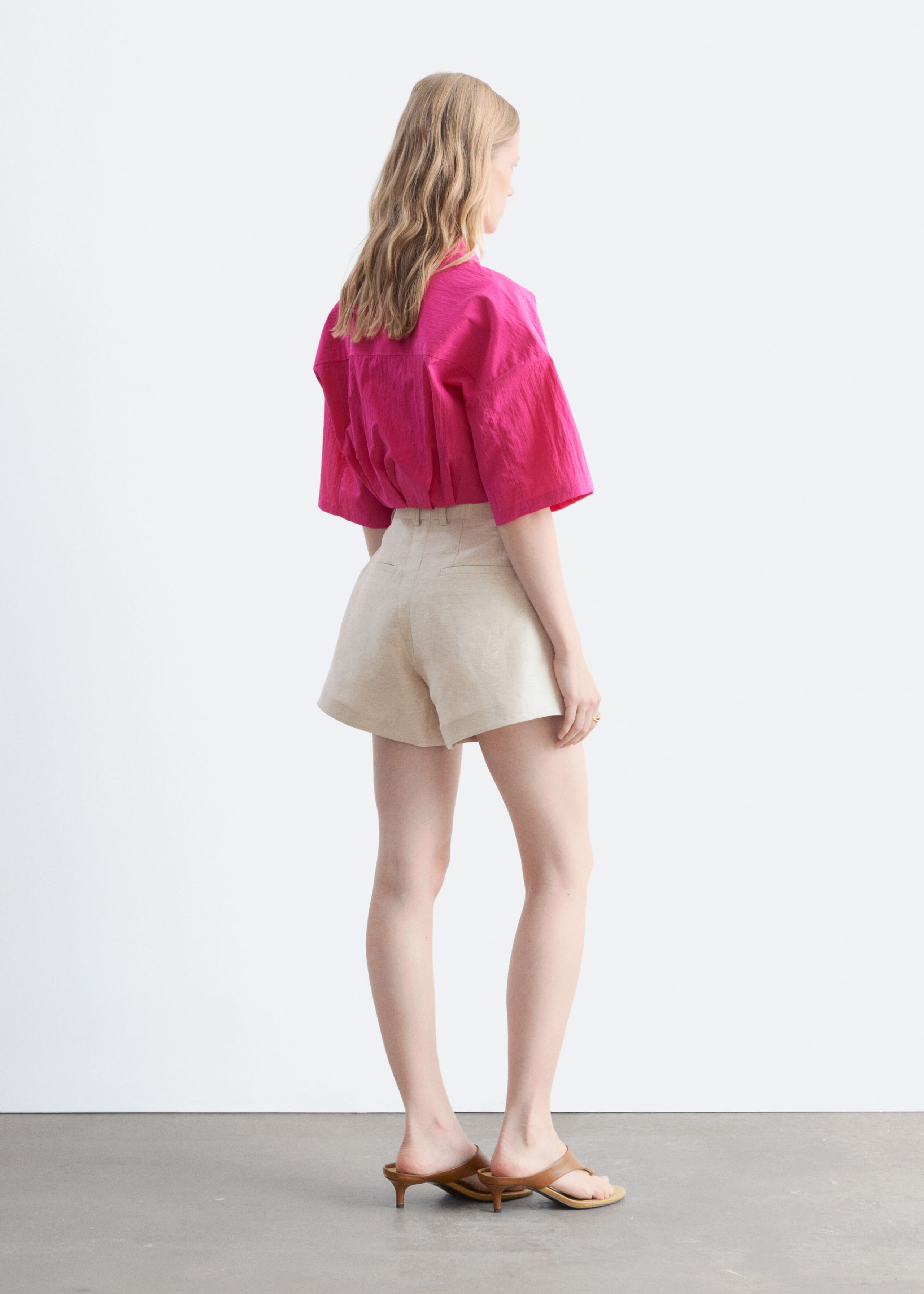Verkürztes Hemd mit Falten am Saum - Bright Pink - Lookbook