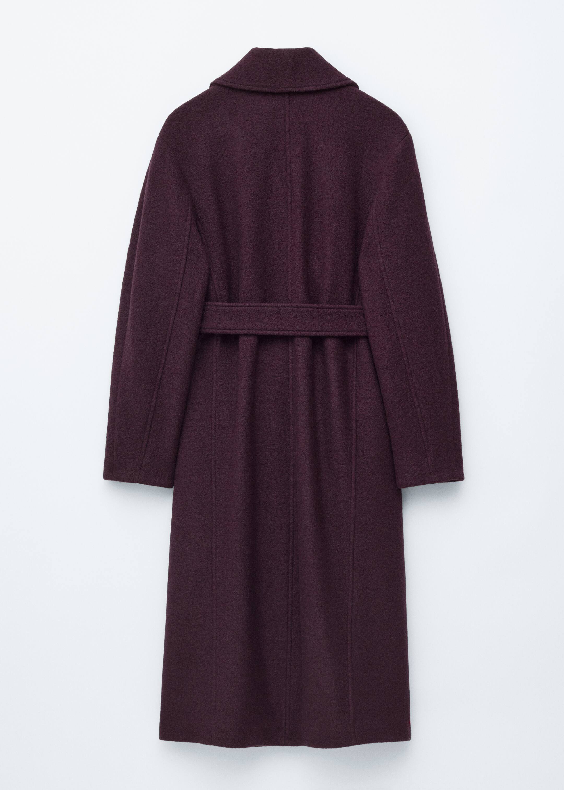 Agrandir l'image: Un manteau en laine bordeaux profond est présenté de dos, avec une ceinture ton sur ton à nouer soi-même qui cintre la taille et des coutures verticales s'étendant le long du panneau arrière.