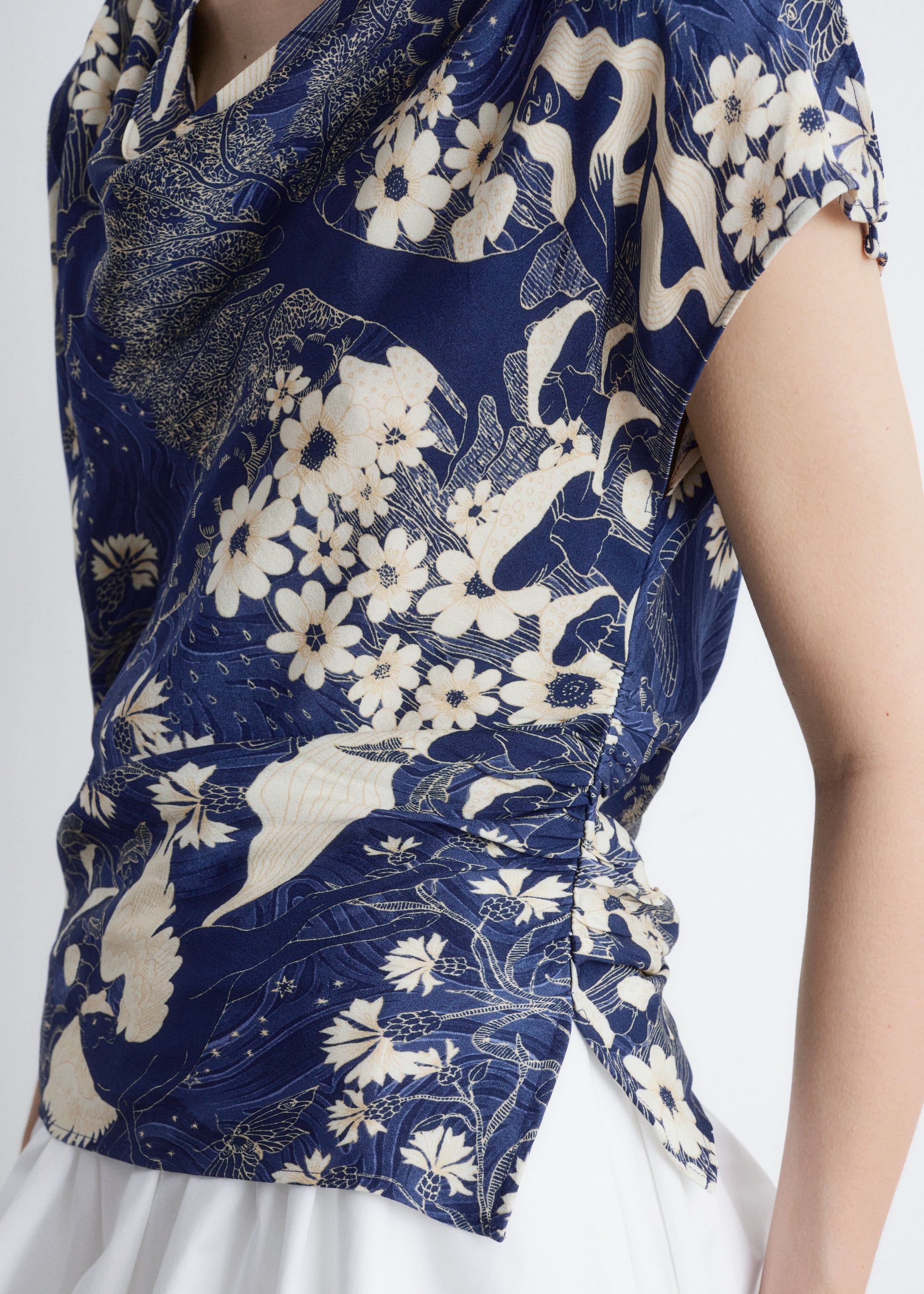 Grotere afbeelding bekijken: Gedrapeerde top met gedrapeerde kraag - Donkerblauw/beige patroon - DAMES | H&M NL 5