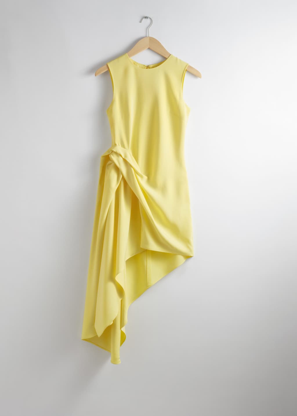 Draperad asymmetrisk midiklänning – Gul – stilleben