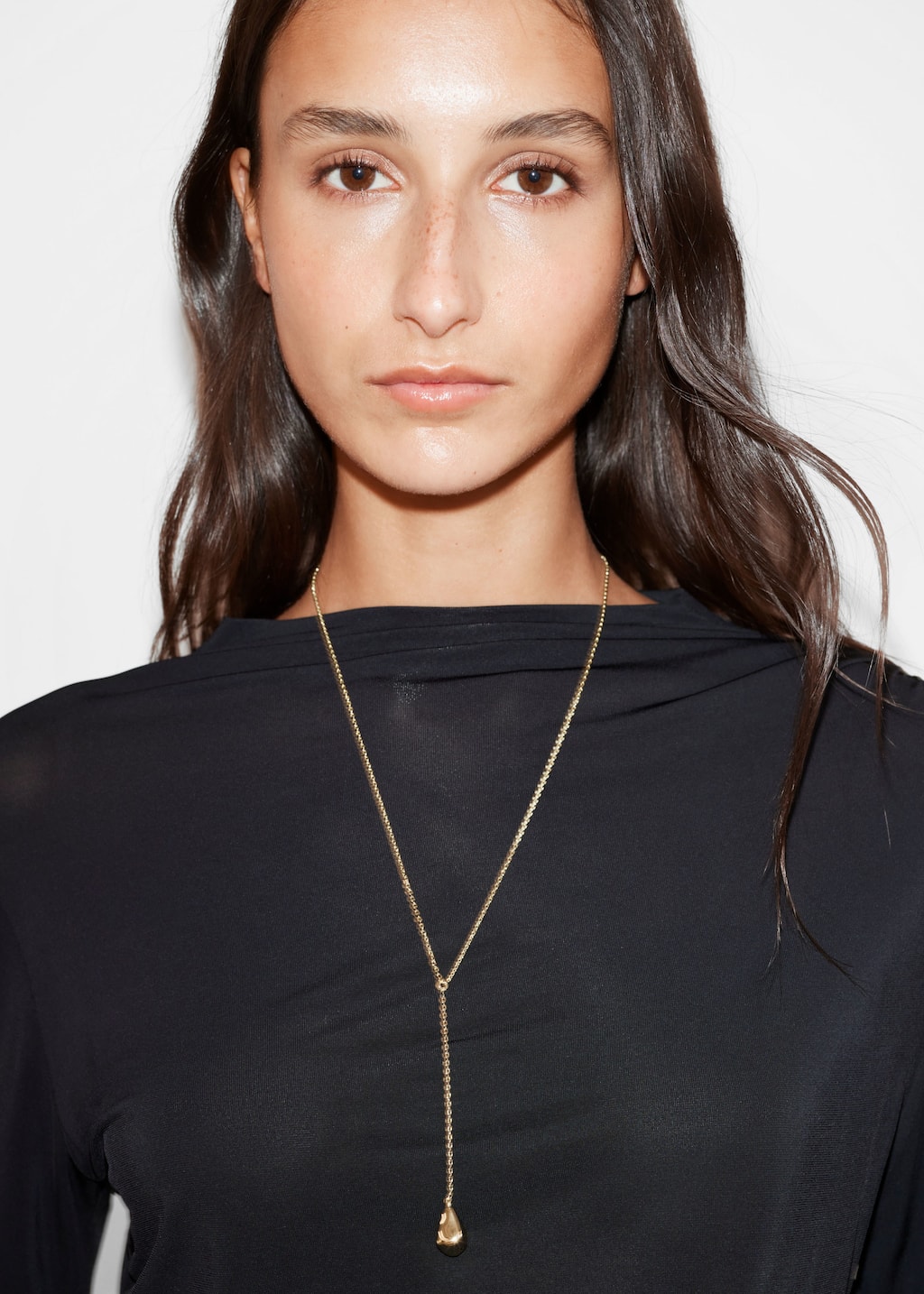 Naszyjnik z rzeźbionym kamykiem – Srebrny – Lookbook