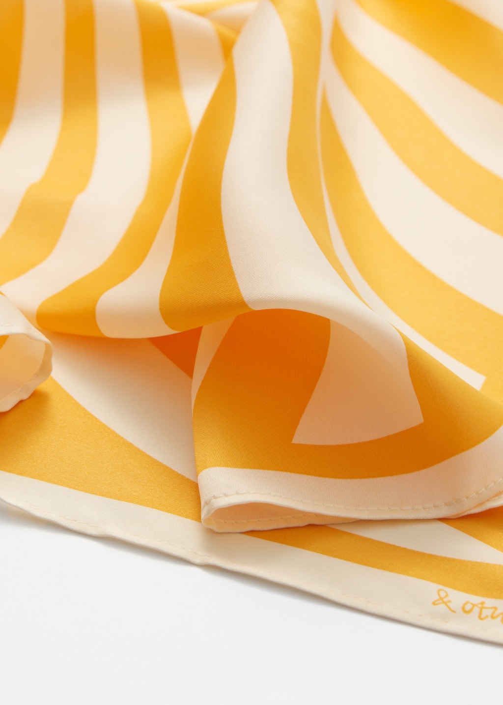 Image of Foulard con stampa dal motivo sinuoso