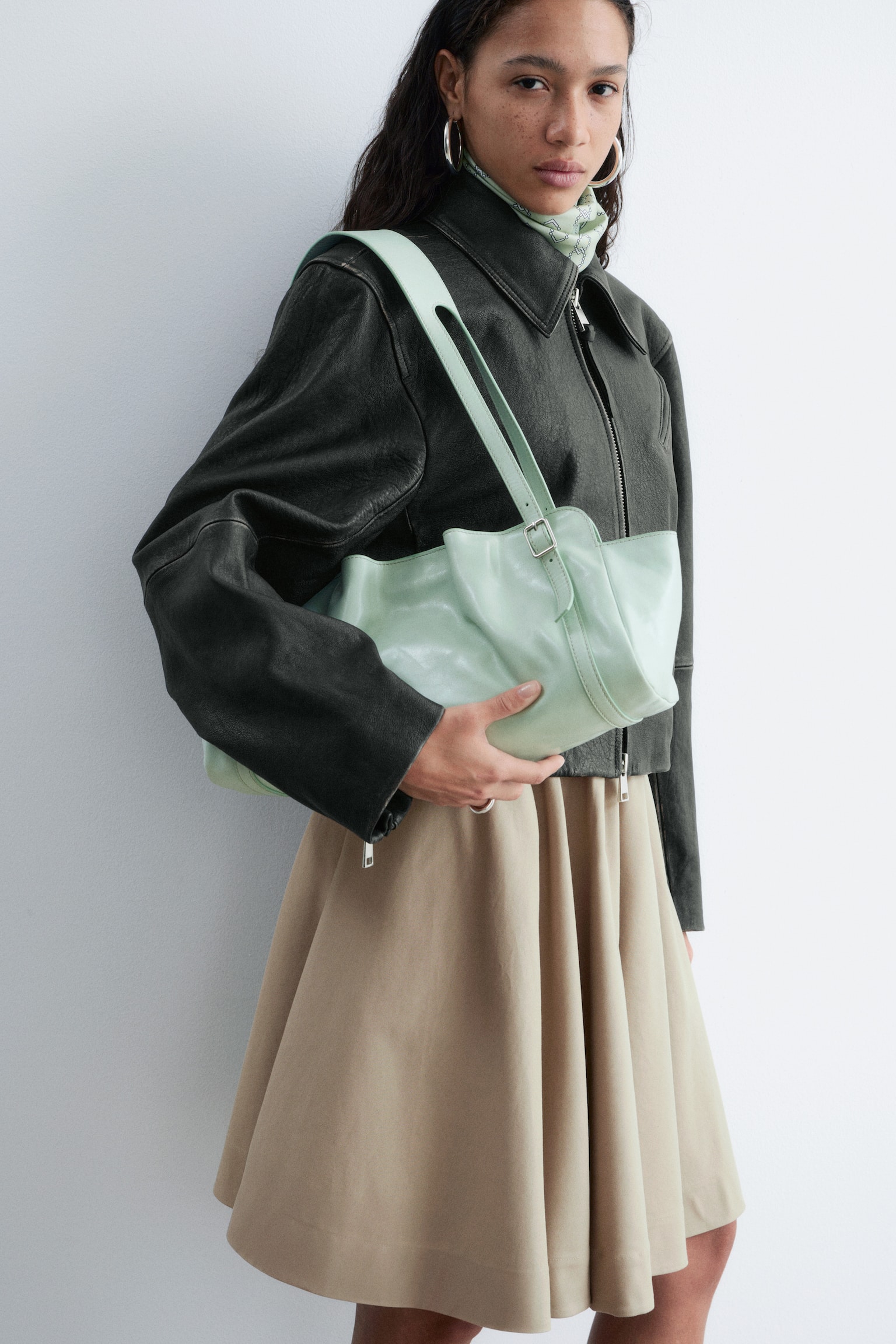 Borsa a spalla in pelle con profilo basso - Mint/Beige - 5