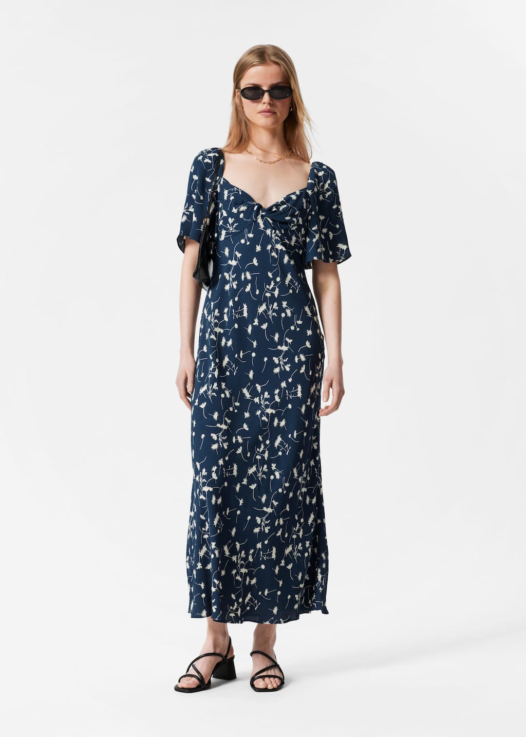 Midiklänning med volangärm – Marinblå/vit/blommig – lookbook
