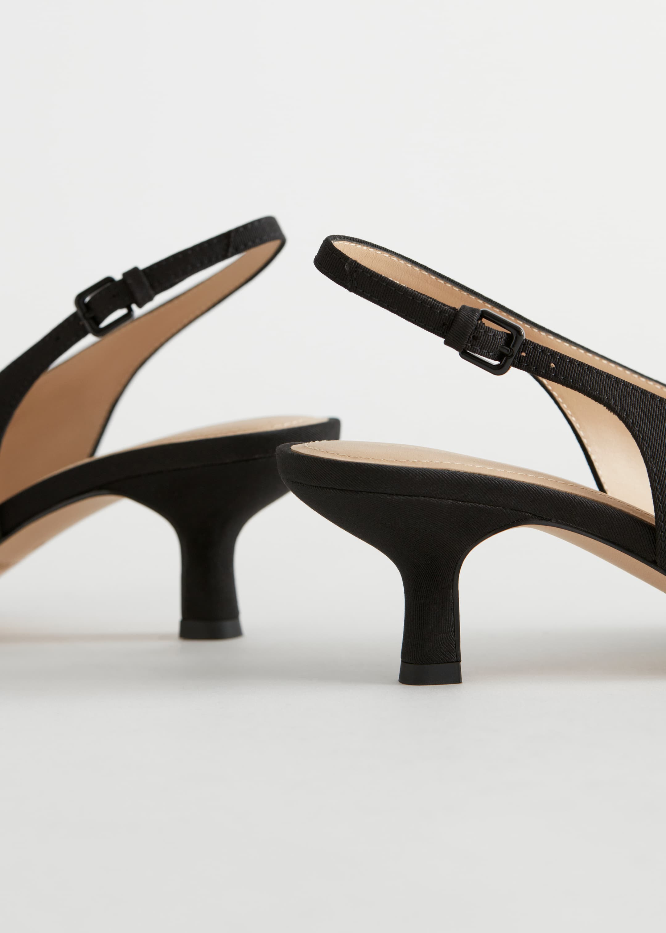 Grösseres Bild ansehen: Spitz zulaufende Pumps mit Fersenriemen - Schwarz - DAMEN | H&M CH 3