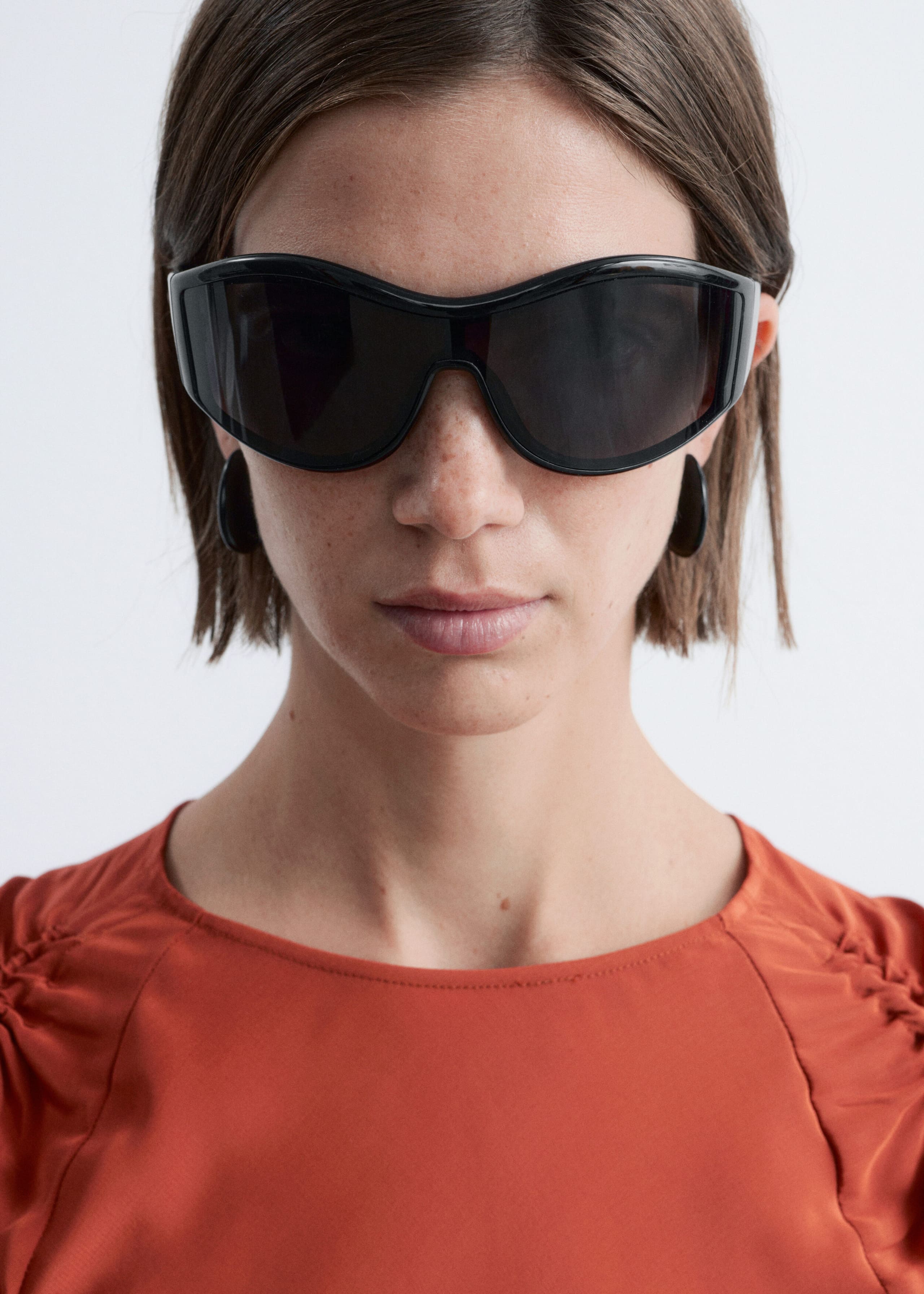 Bold Oval Frame Sunglasses - Transparent - Lookbook