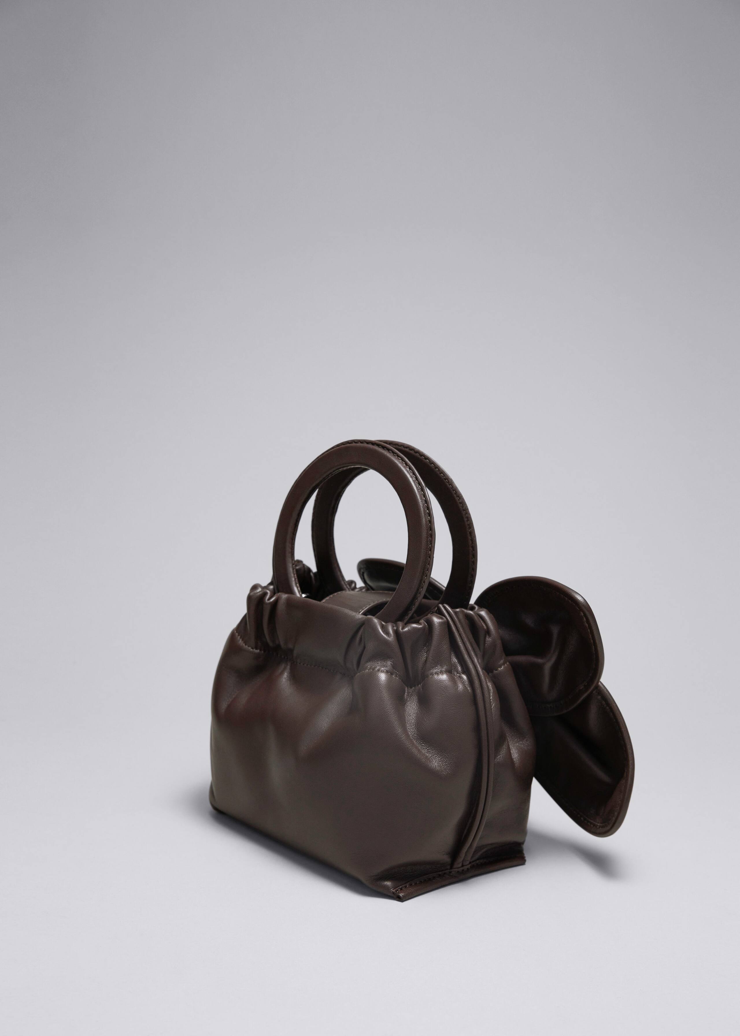 Borsa in pelle con fiore - Mogano - Natura morta