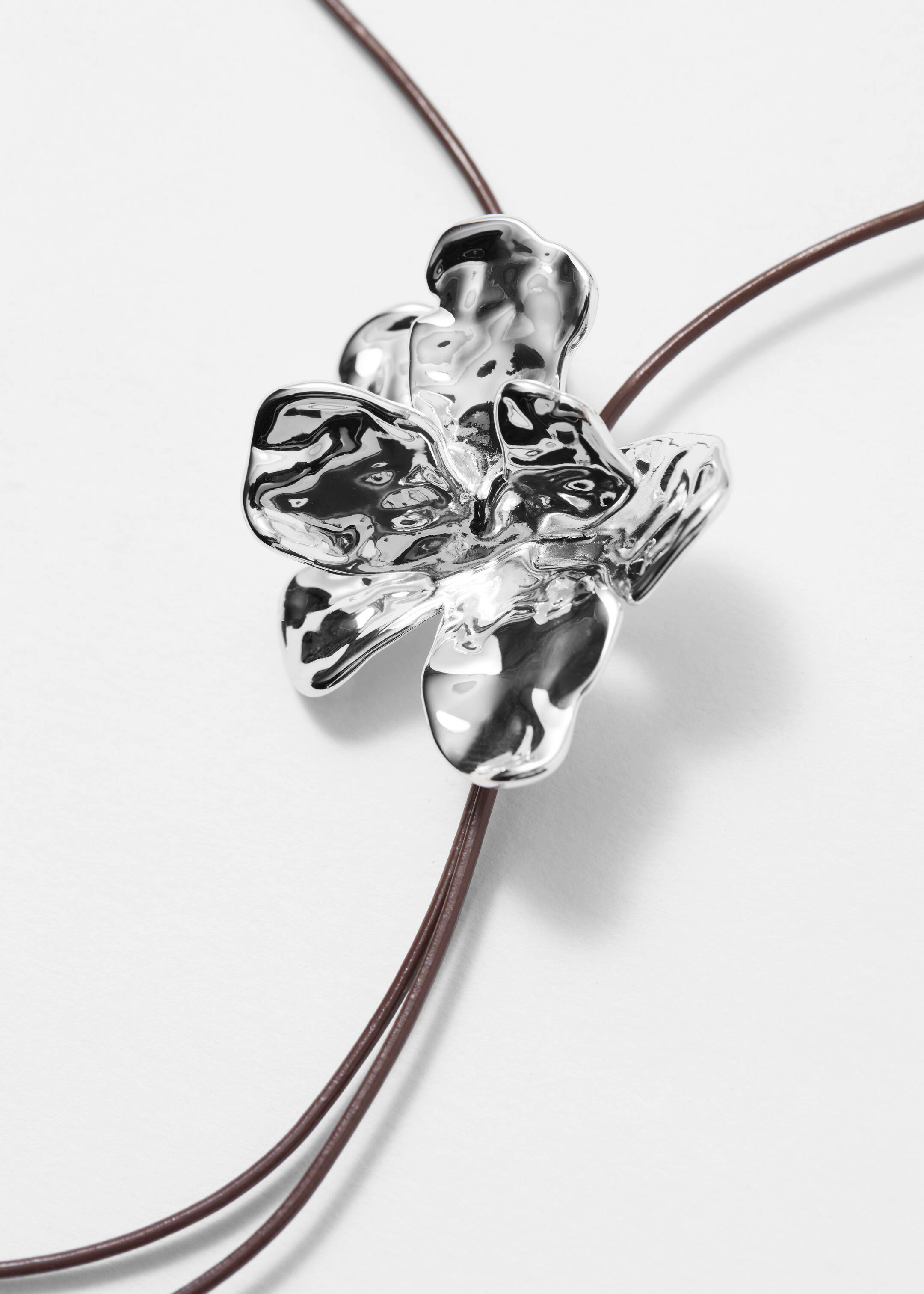 Visa större bild: Knythalsband med blomma - Silver/Svart - DAM | H&M SE 4