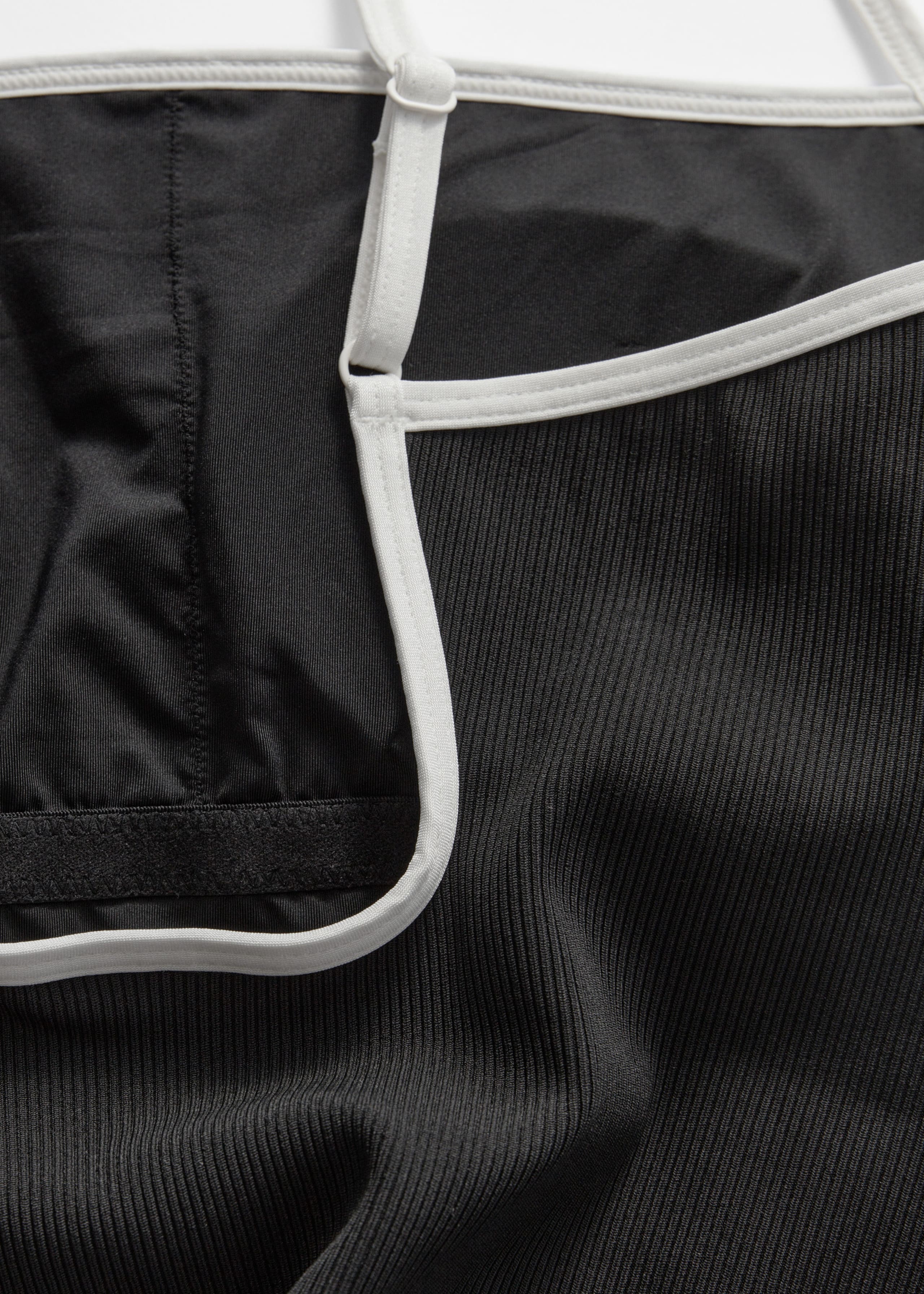 Image of Maillot de bain aux bordures contrastées