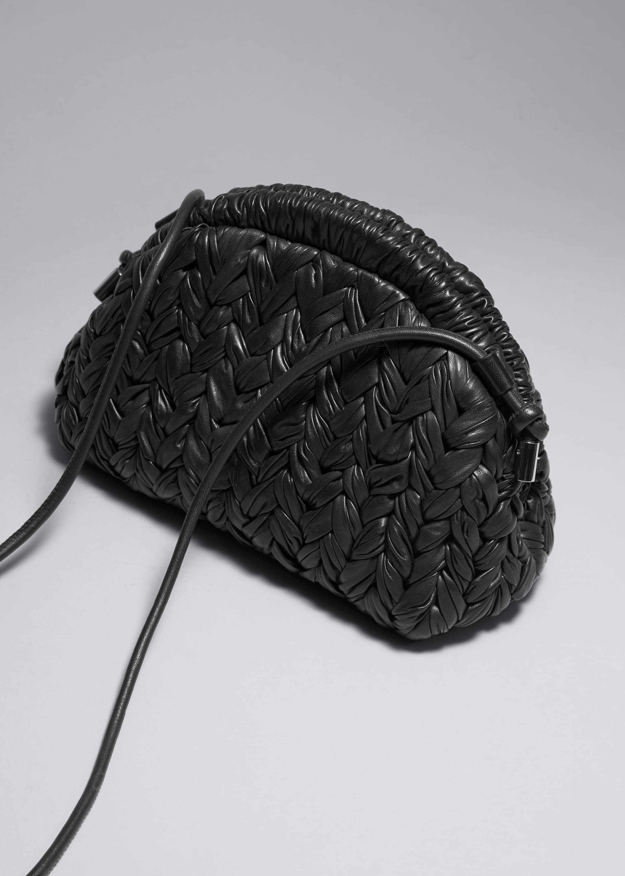 Visa större bild: Flätad clutch i läder - Svart - DAM | H&M SE 2