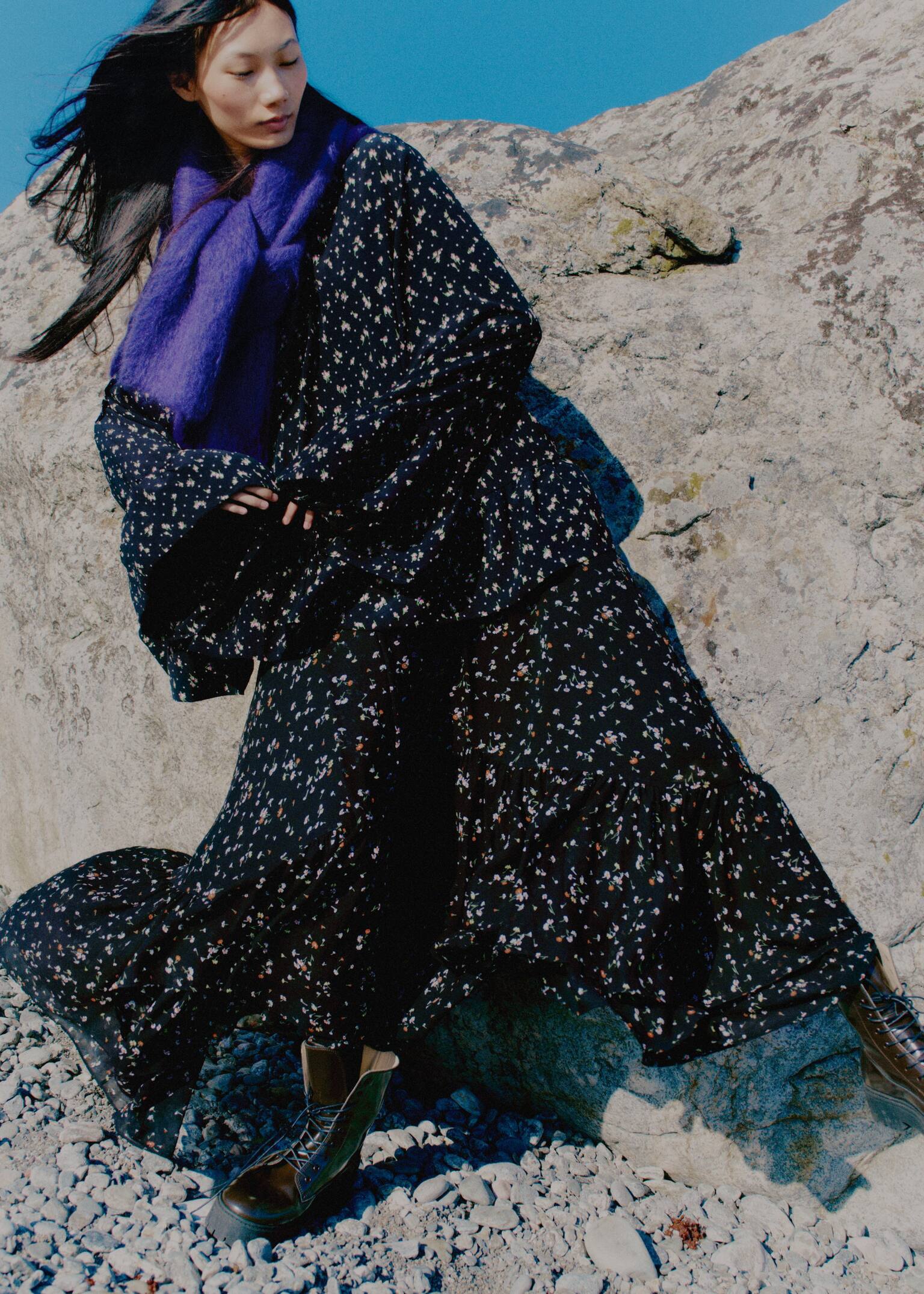 Maxi šaty s dlhými rukávmi a volánmi - Čierna/kvetinová - 4