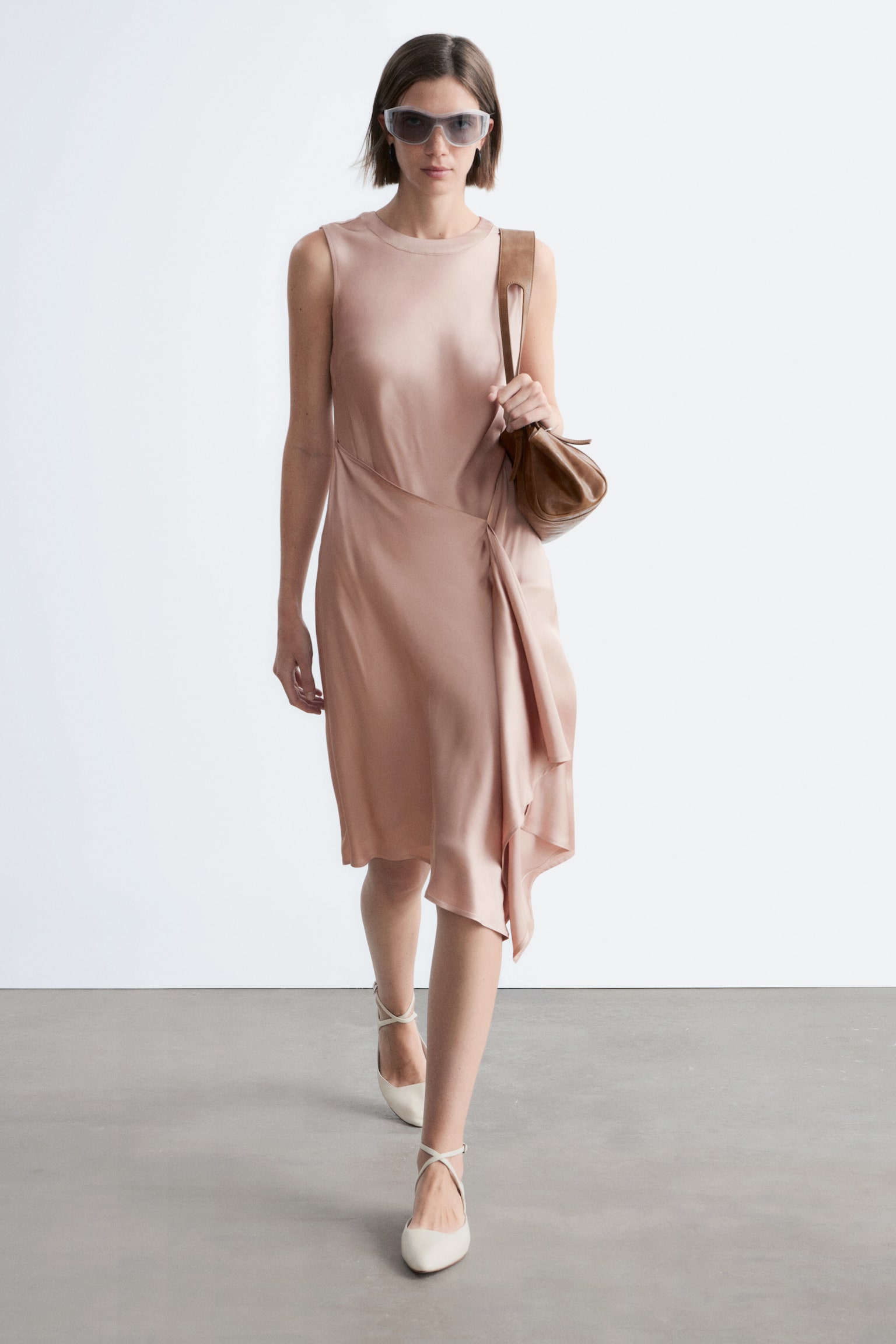 Abito midi in raso asimmetrico - Rosa polvere/Nero - 6