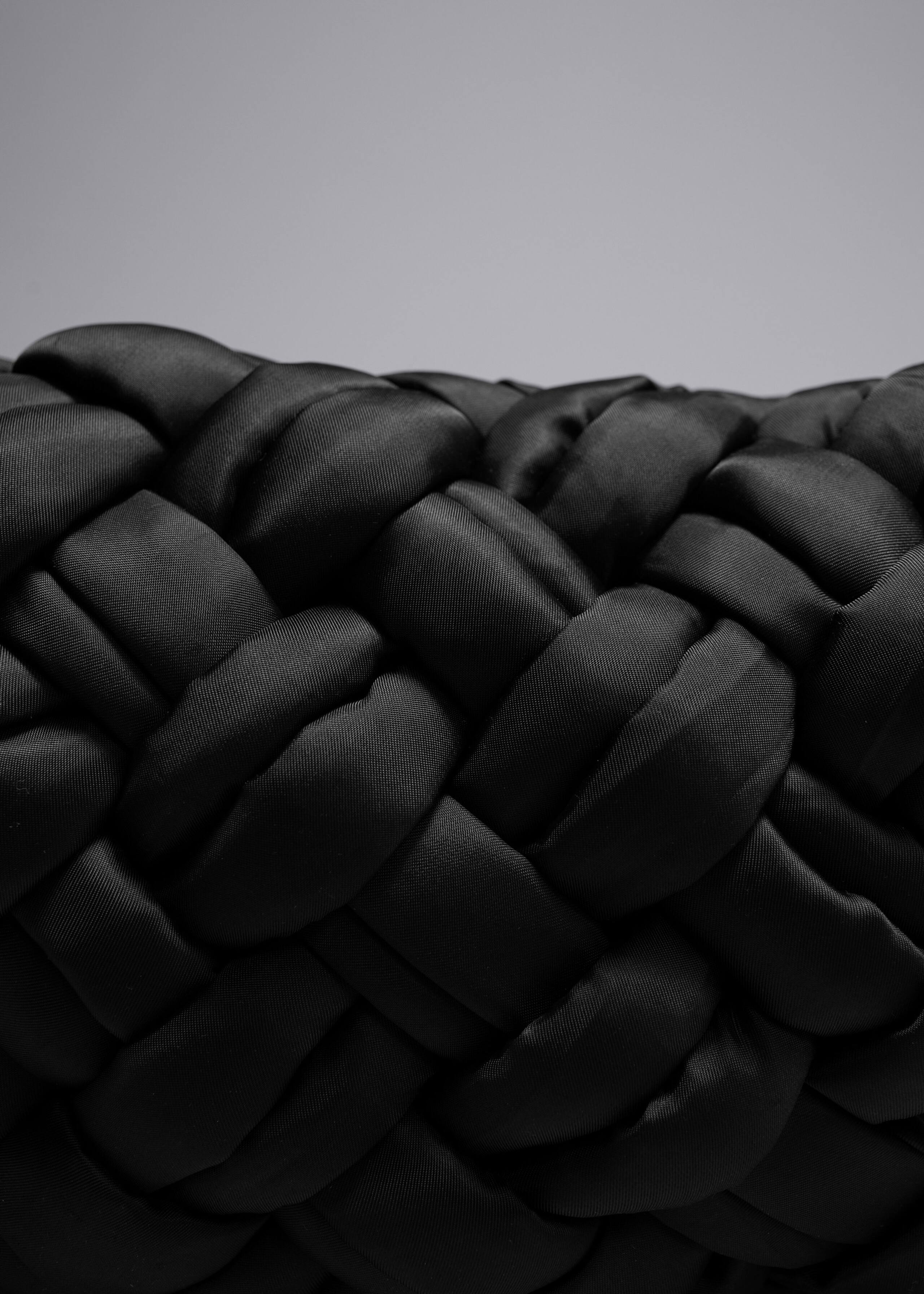Geflochtene Schultertasche aus Nylon - {{variantName}} - Beschreibendes Detail
