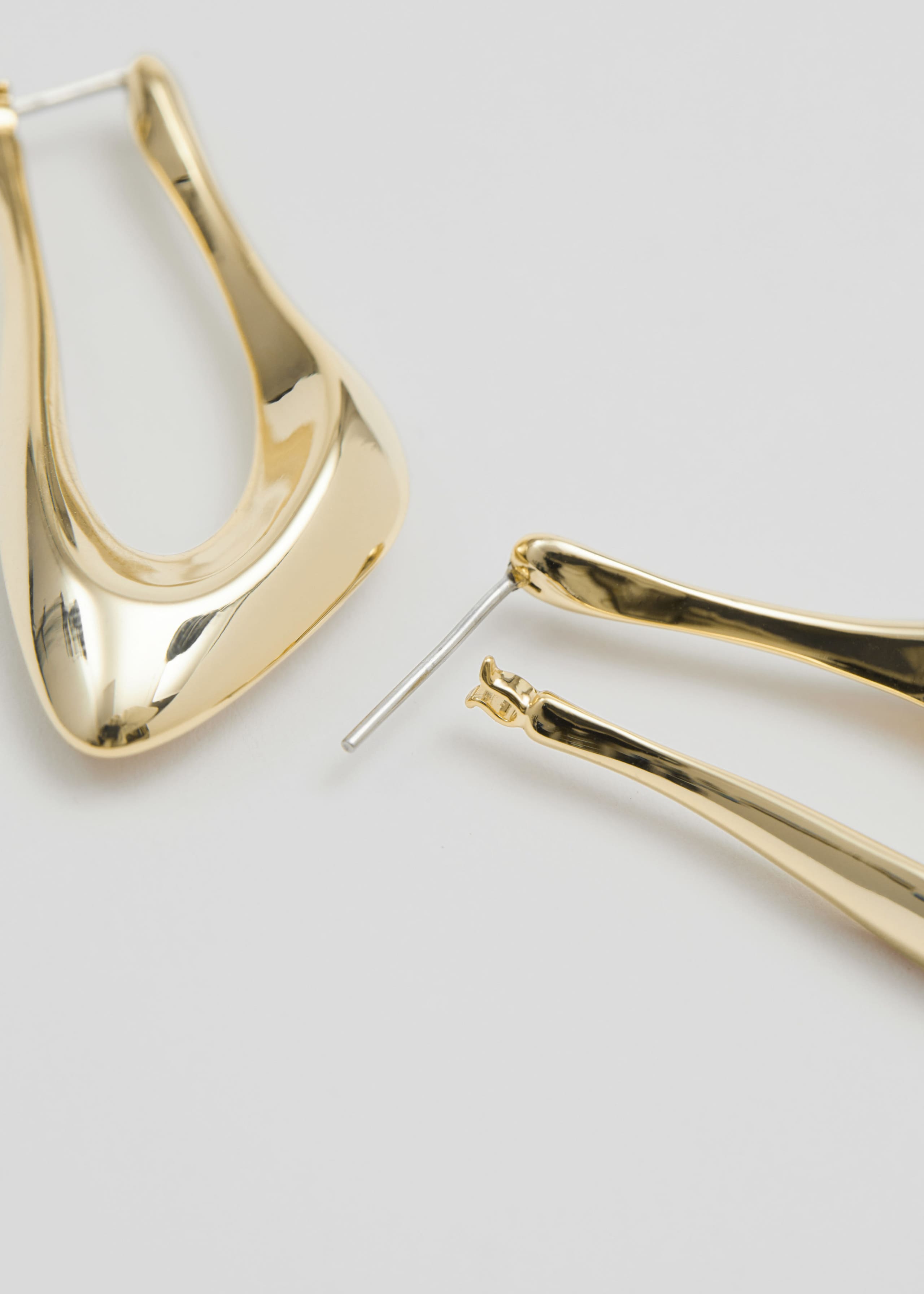 Creolen mit skulpturierter Form - {{variantName}} - Beschreibendes Detail