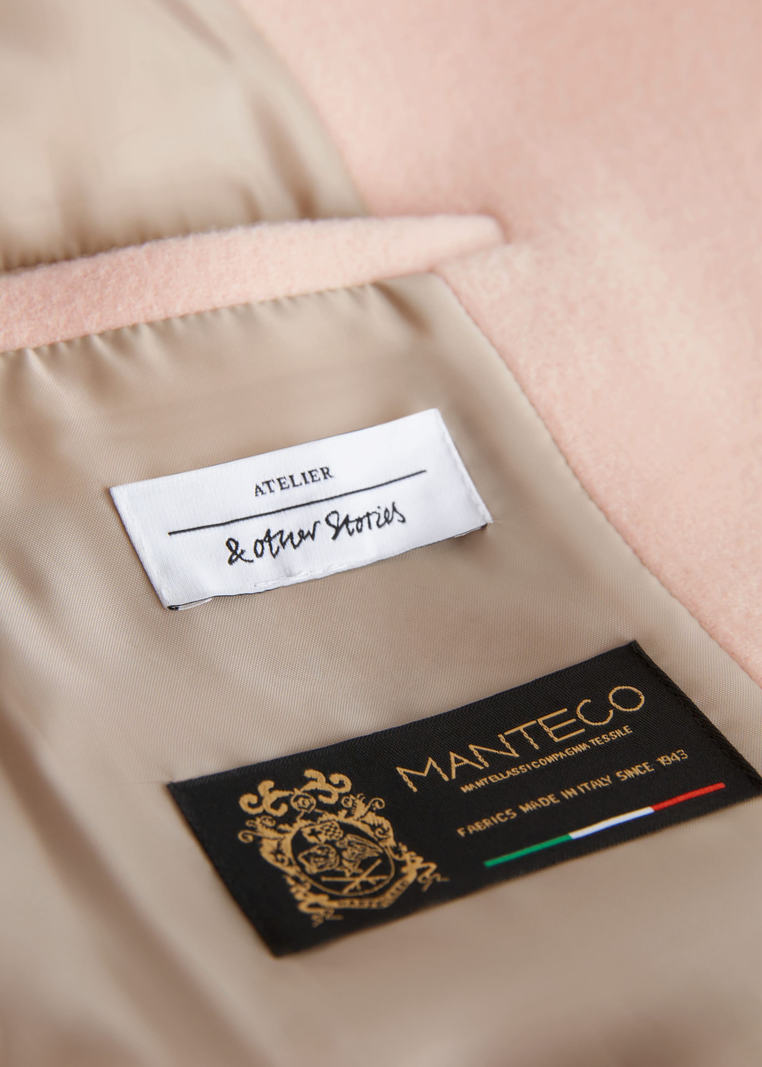 OversizedDouble-BreastedWoolCoat - {{variantName}} - Detalle descriptivo