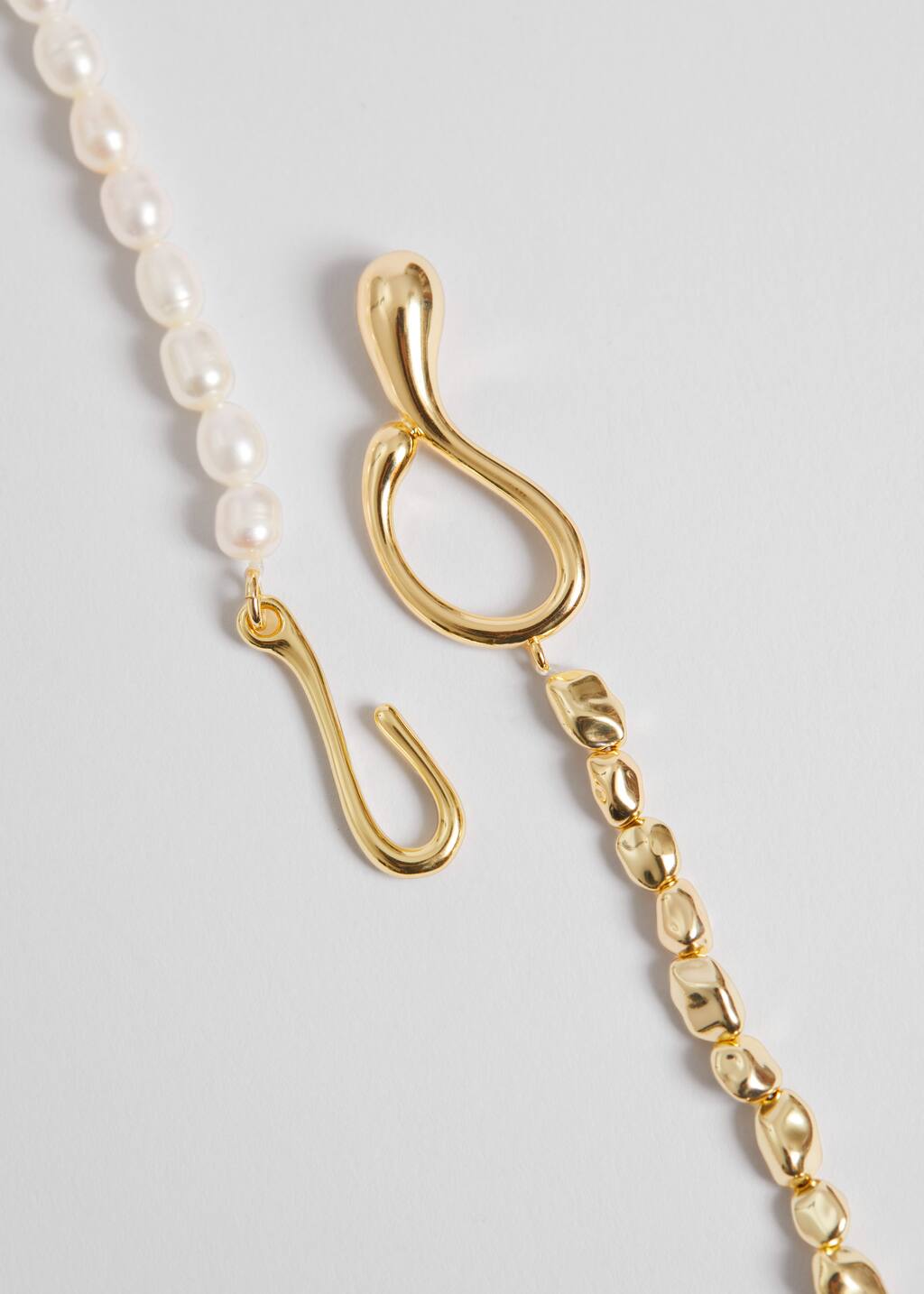 Collana con gancio e perle dalle linee naturali - {{variantName}} - Descrizione dettagliata