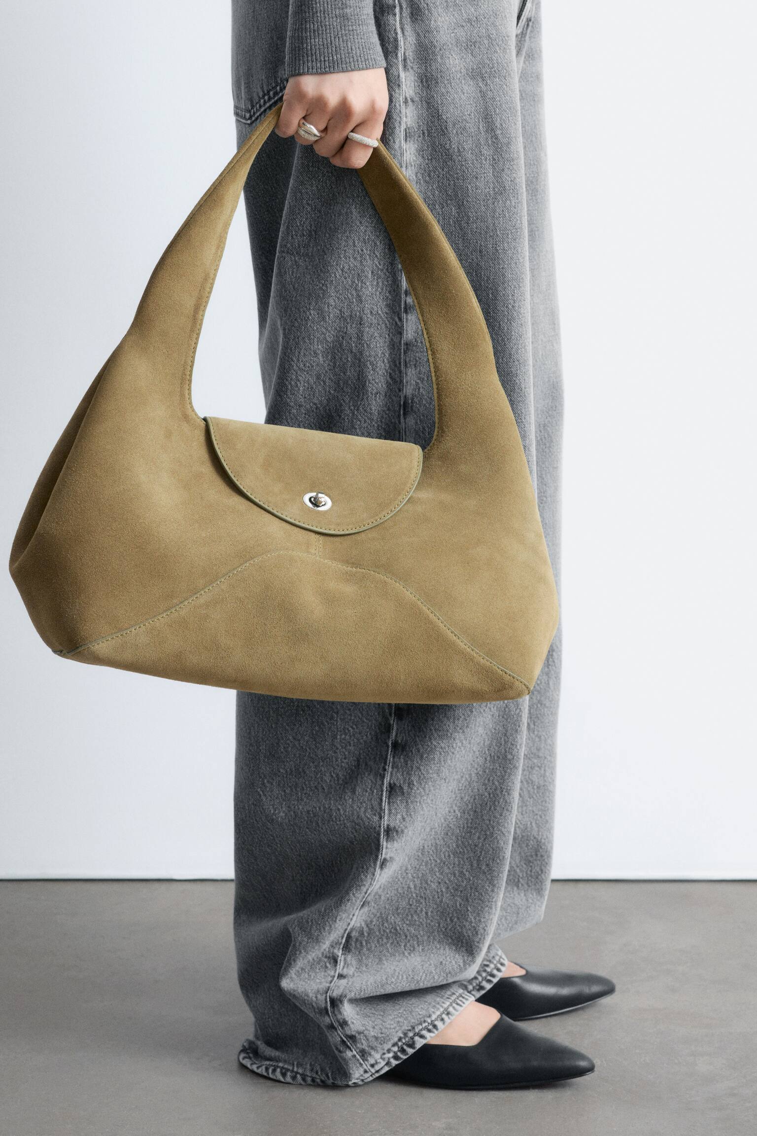 Borsa a spalla curva in pelle scamosciata - Pelle scamosciata verde kaki/Pelle marrone scuro - 4