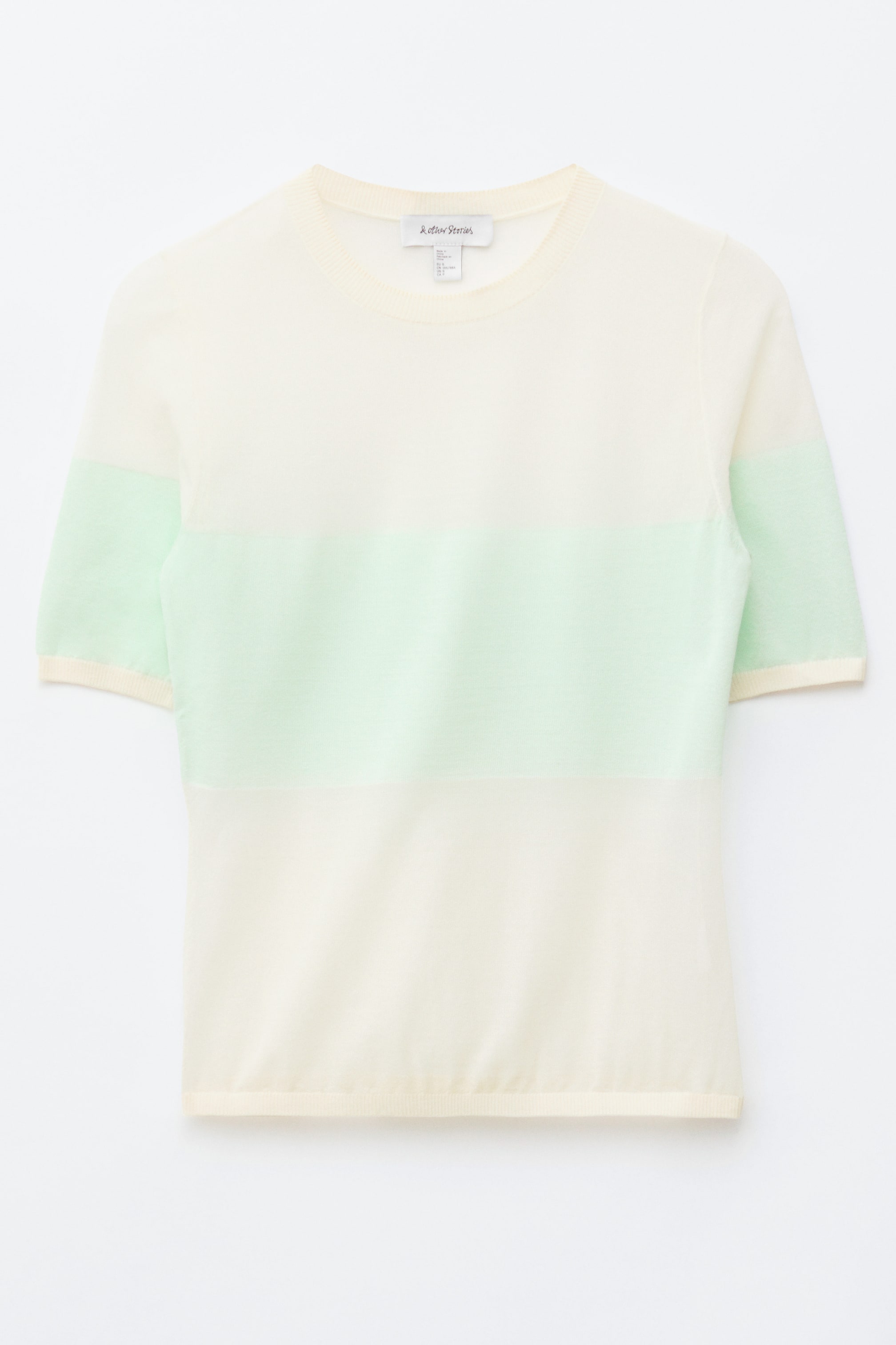 Zobacz większy obraz: T-shirt z drobnym splotem, skierowany przodem, z trójkolorowym wzorem: jasny krem na górze i dole oraz jasna miętowa zieleń pośrodku. Wyposażony w prążkowany dekolt typu crewneck, krótkie rękawy z prążkowanymi mankietami i prążkowany dół.