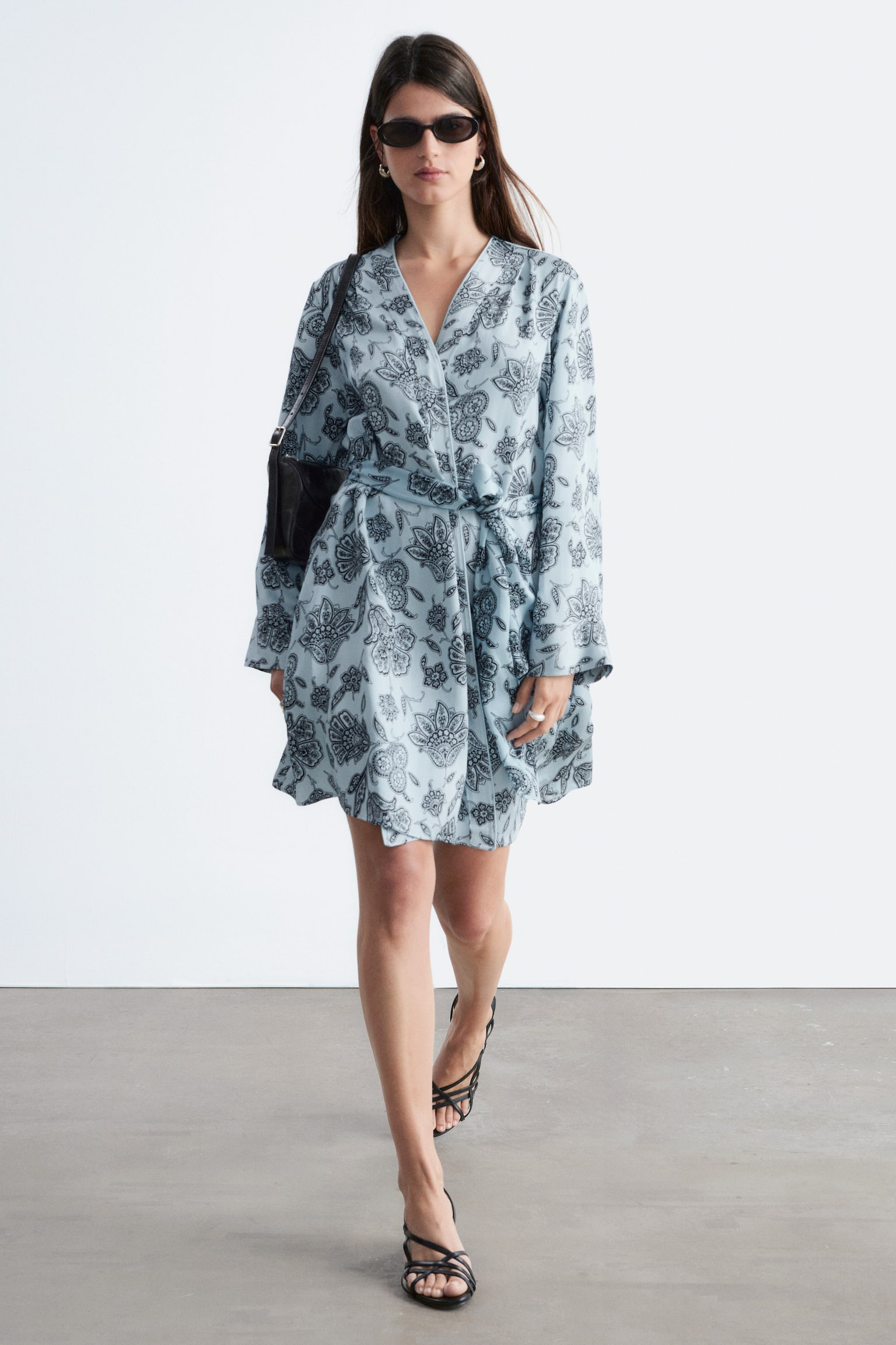 שמלת מעטפת מיני פרחונית - תכלת/הדפס פייזלי פרחוני - 1