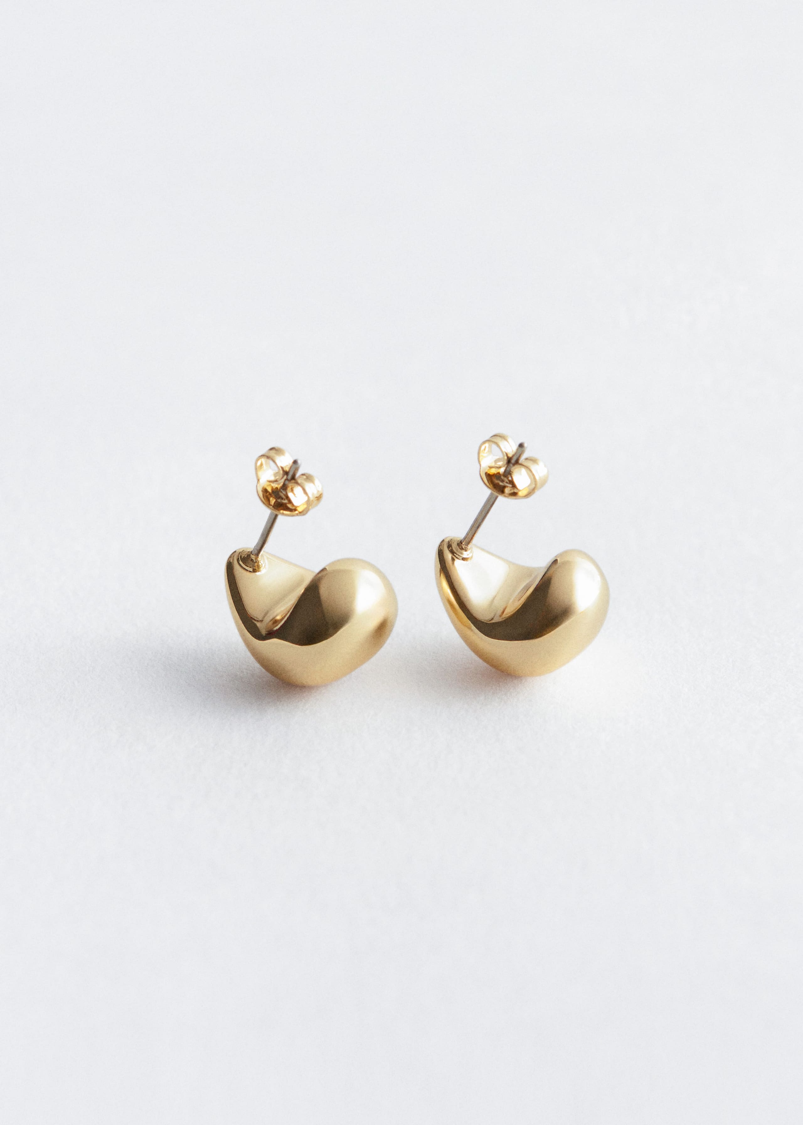 Pendientes curvos en forma de lágrima - {{variantName}} - Detalle descriptivo