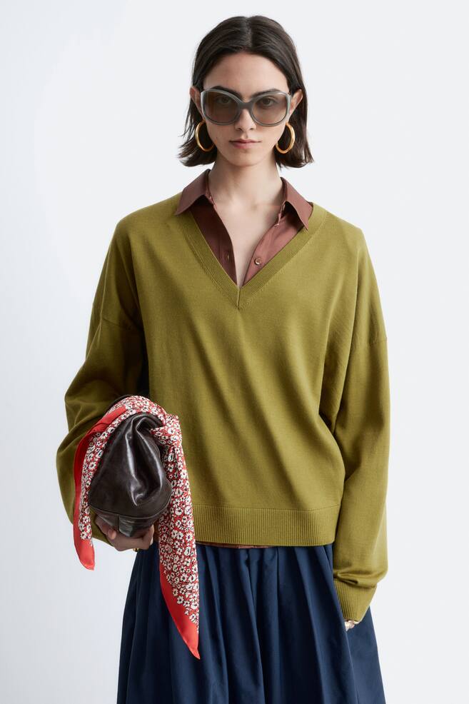 Sweter z wełny merynosów z dekoltem w szpic - Zielony khaki/Ciemnoniebieski - 1