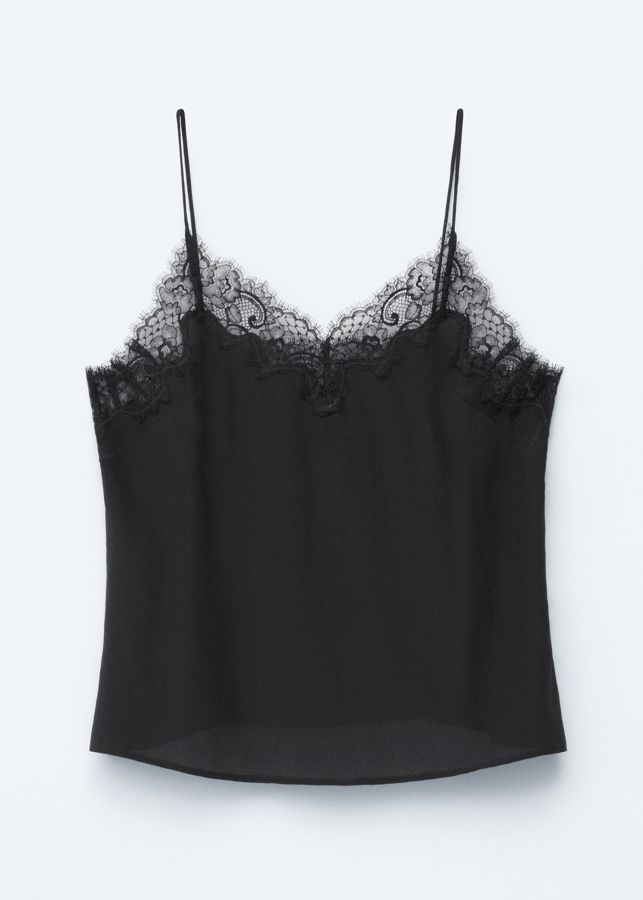 Visa större bild: En svart camisole visar sin framsida, gjord av ett slätt, flödande tyg. Den har en V-ringning och ärmhål prydda med delikat svart spets, och tunna axelband stöder plagget.