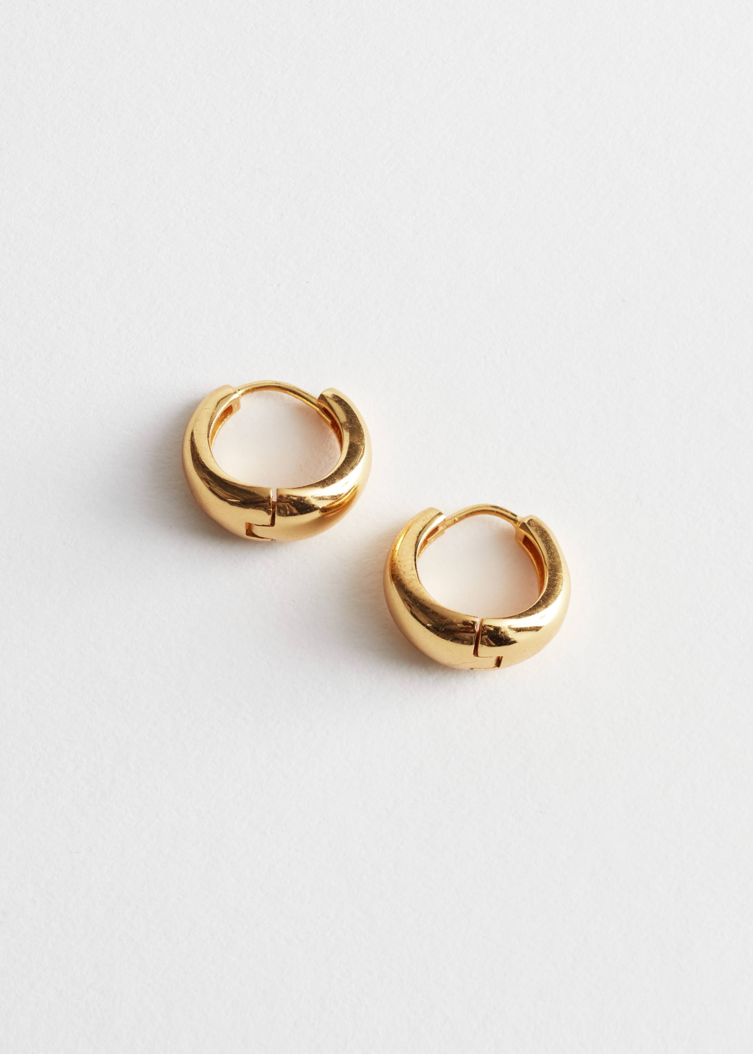 Chunky Sterling Silver Mini Hoop Earrings - Gold - Natura morta
