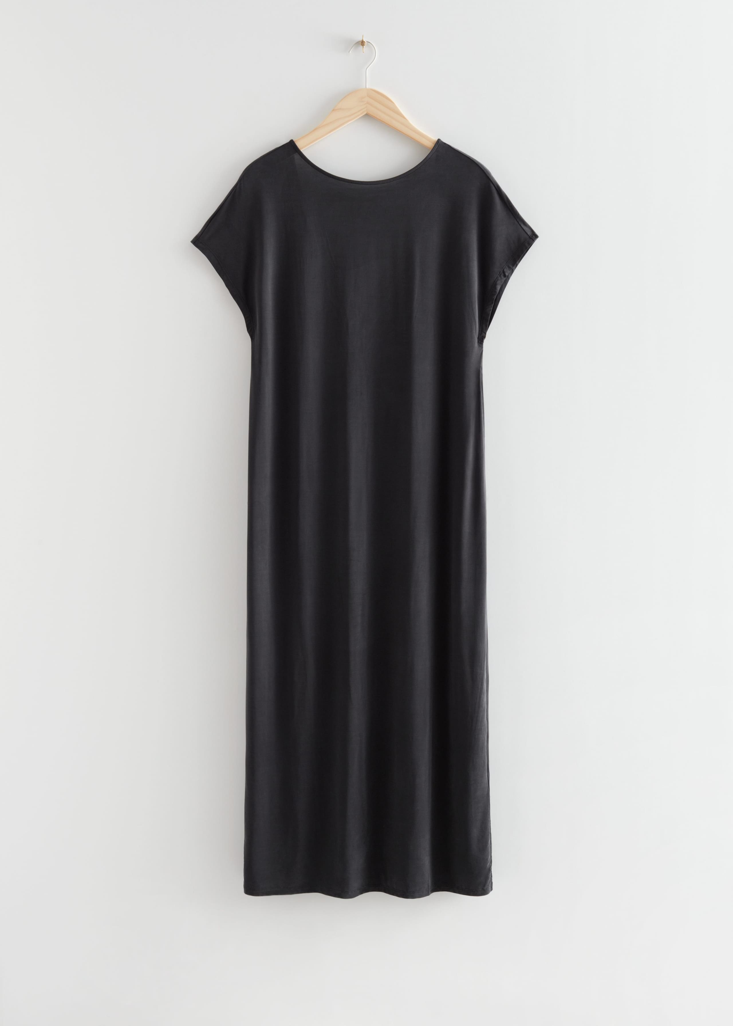 Fließendes Midikleid - Schwarz - Stillleben