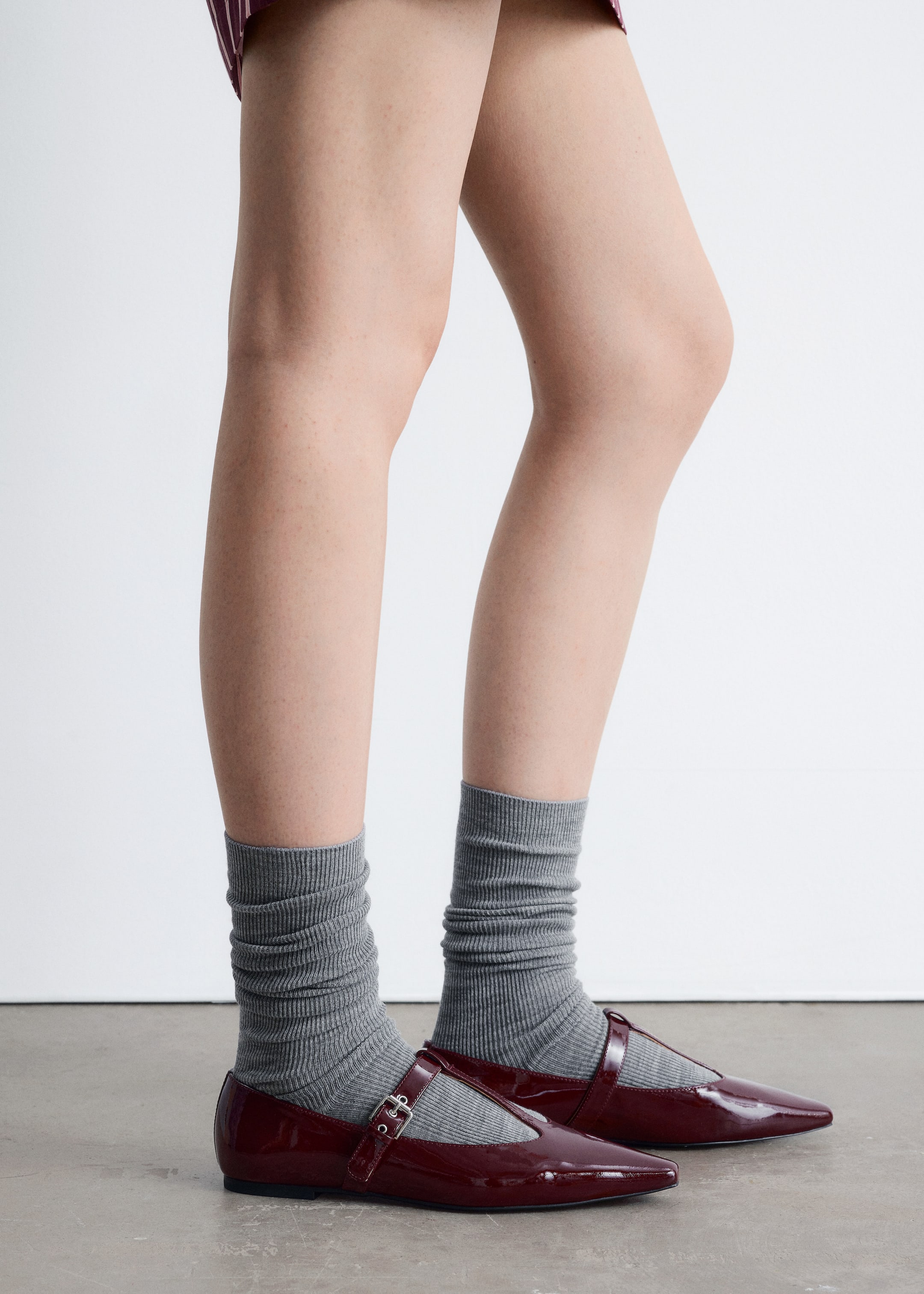 Visa större bild: Ballerinaskor i läder med t-slejf - Vinröd/lack - DAM | H&M SE 1