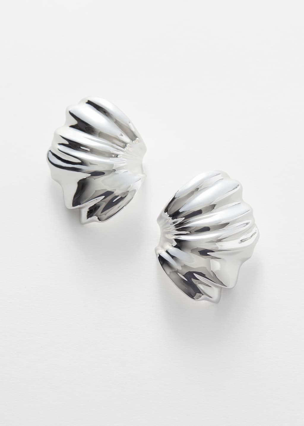 Boucles d’oreilles en forme de coquilles incurvées