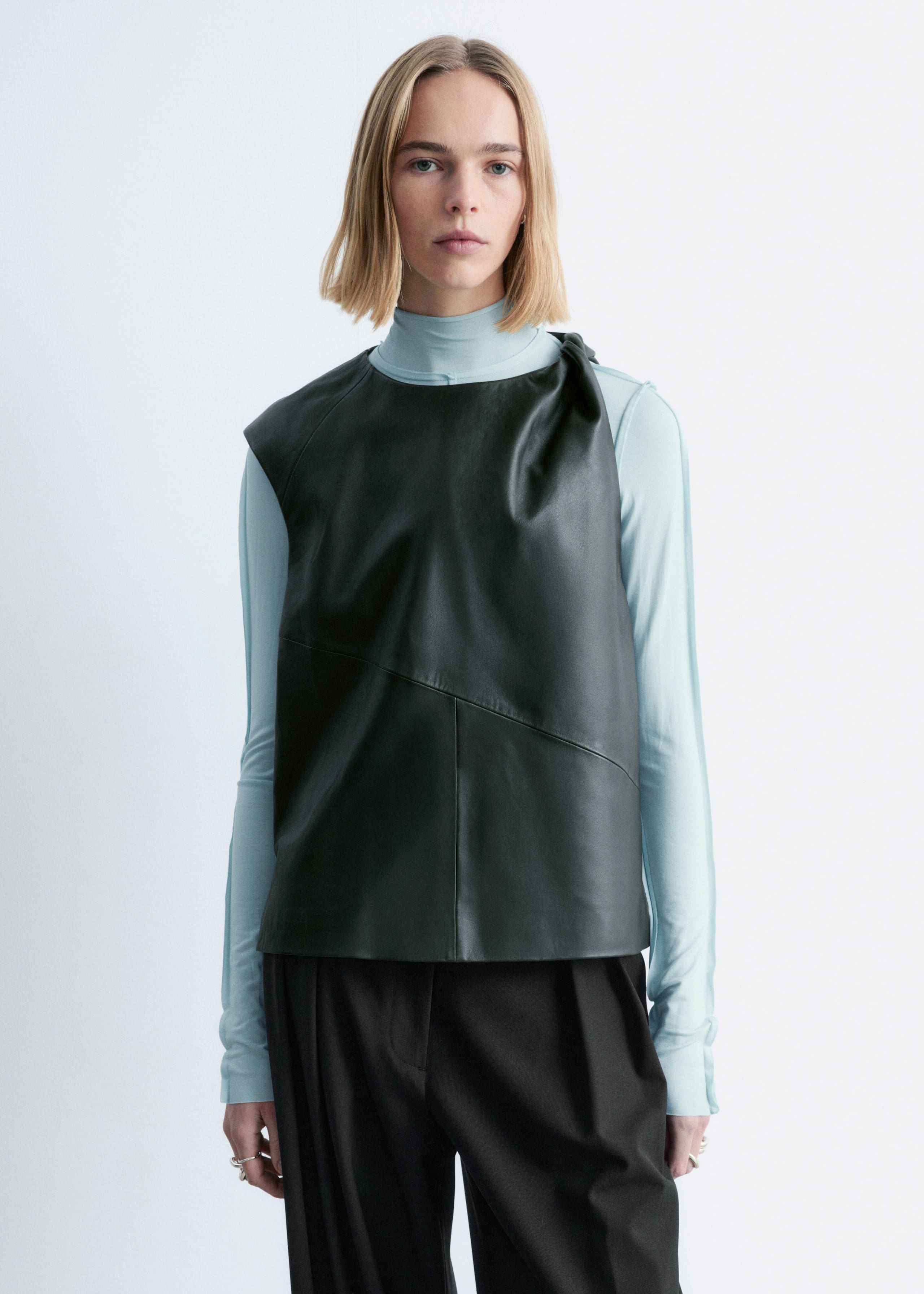 Image of Haut en cuir à épaule torsadée