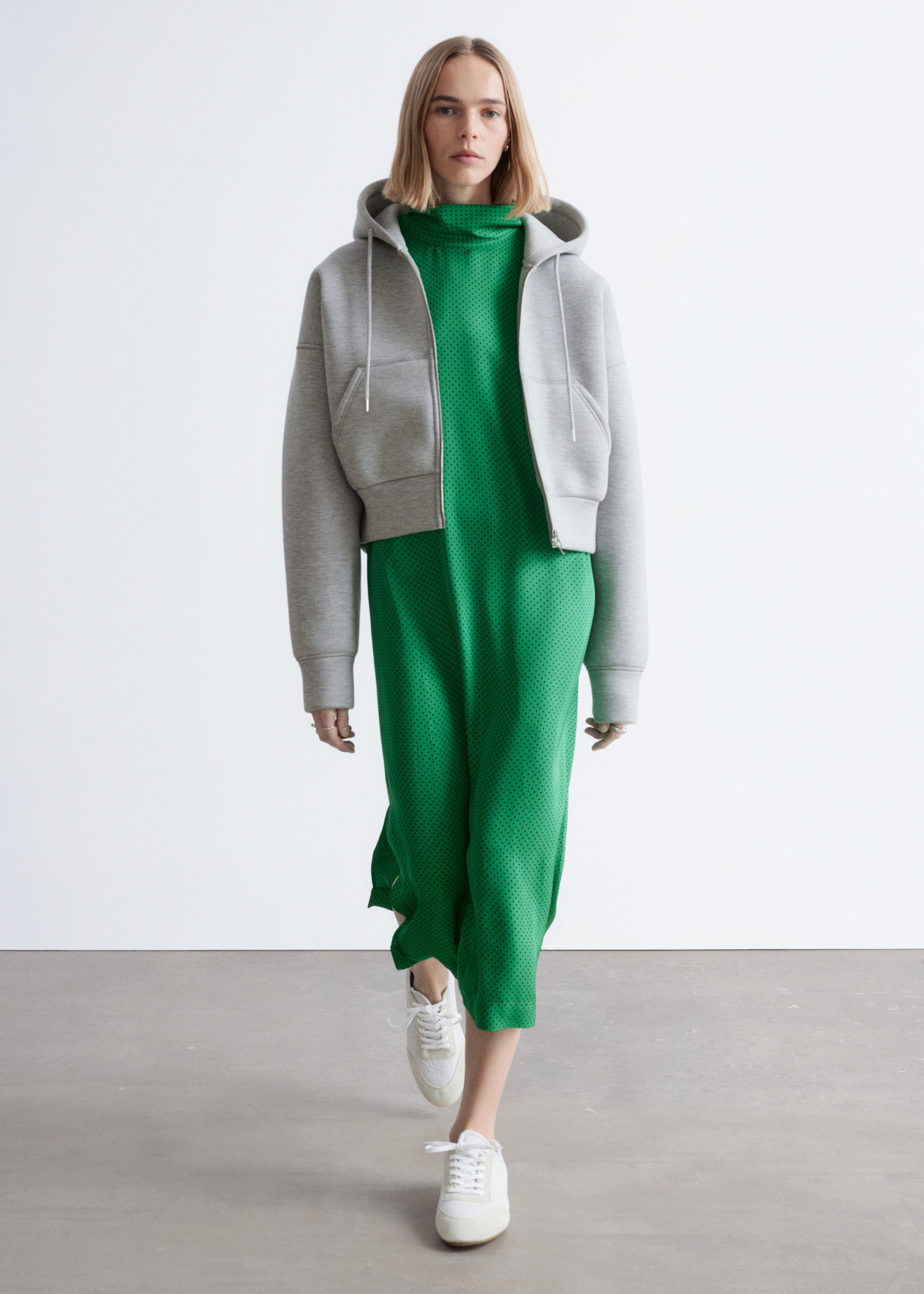 Image of Felpa cropped in scuba con cappuccio e zip