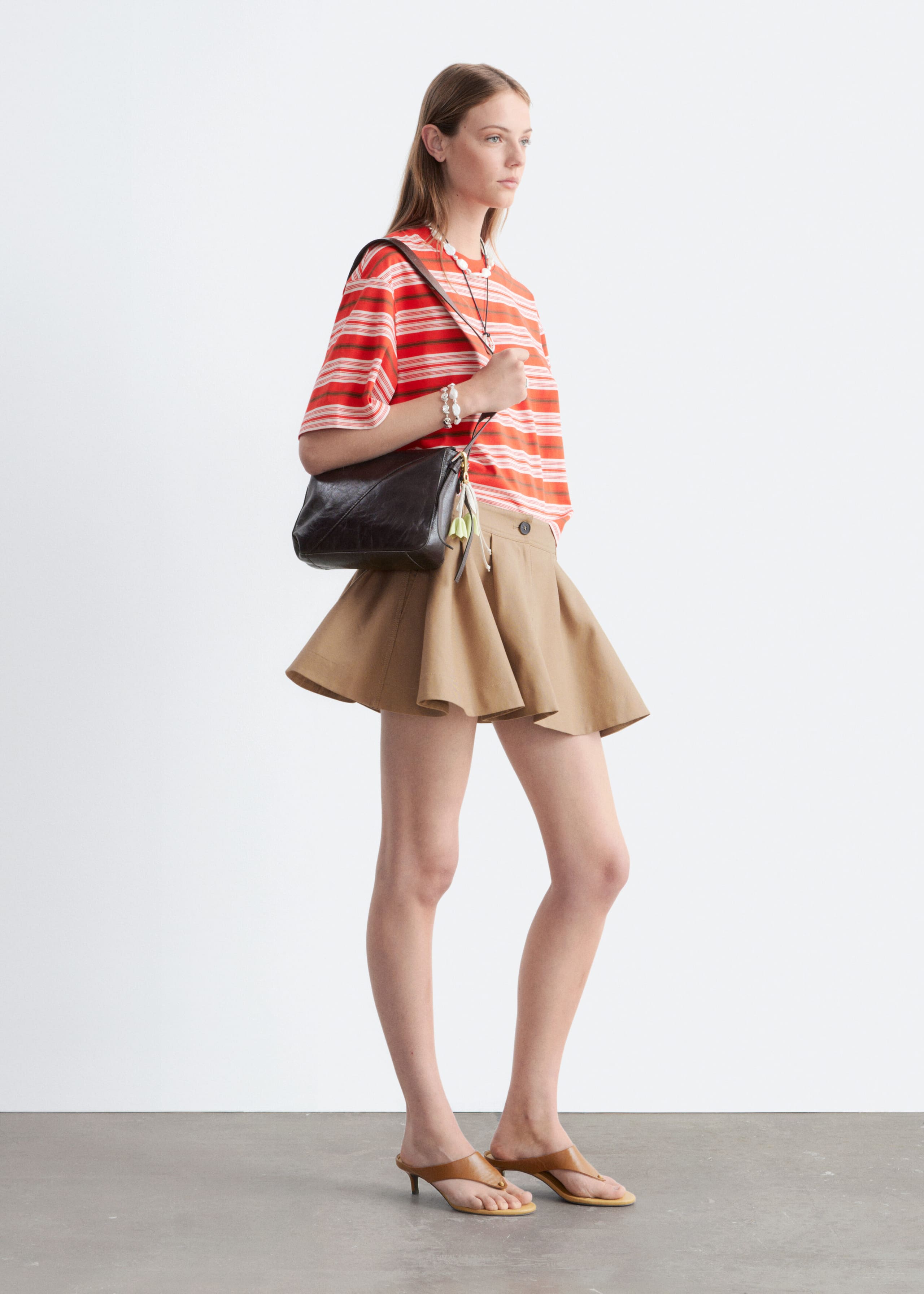 Minigonna a pieghe - Beige - Lookbook