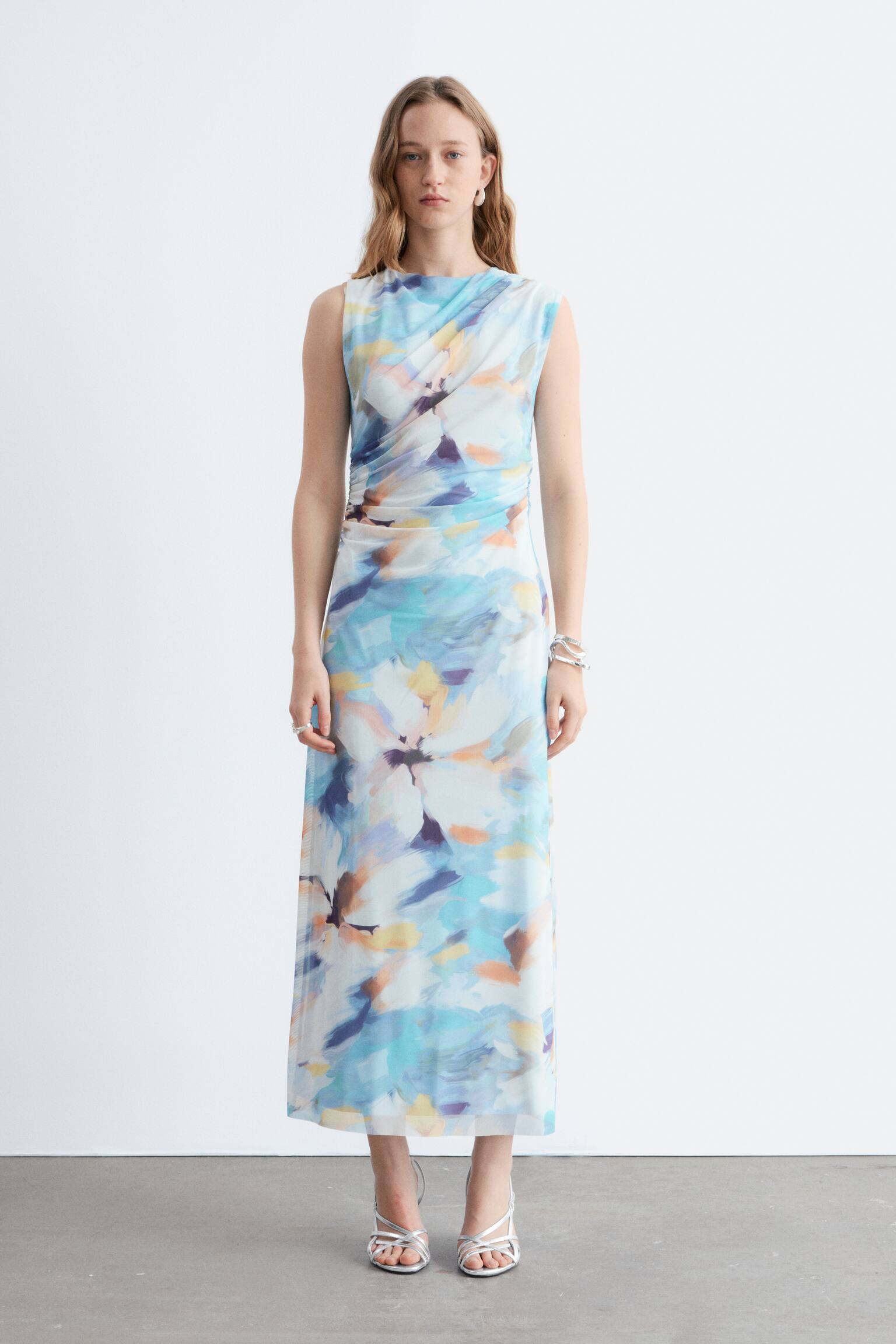 Drapiertes Midikleid ohne Ärmel - Blau/Blumendruck - 4