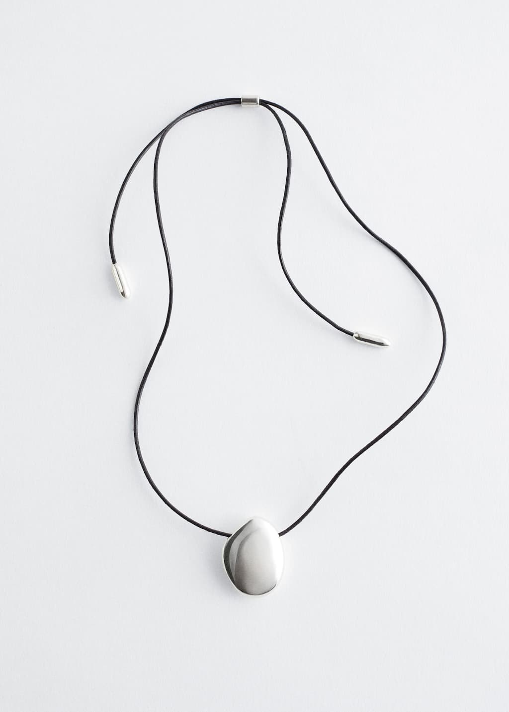Collana con cordino e ciondolo scultoreo