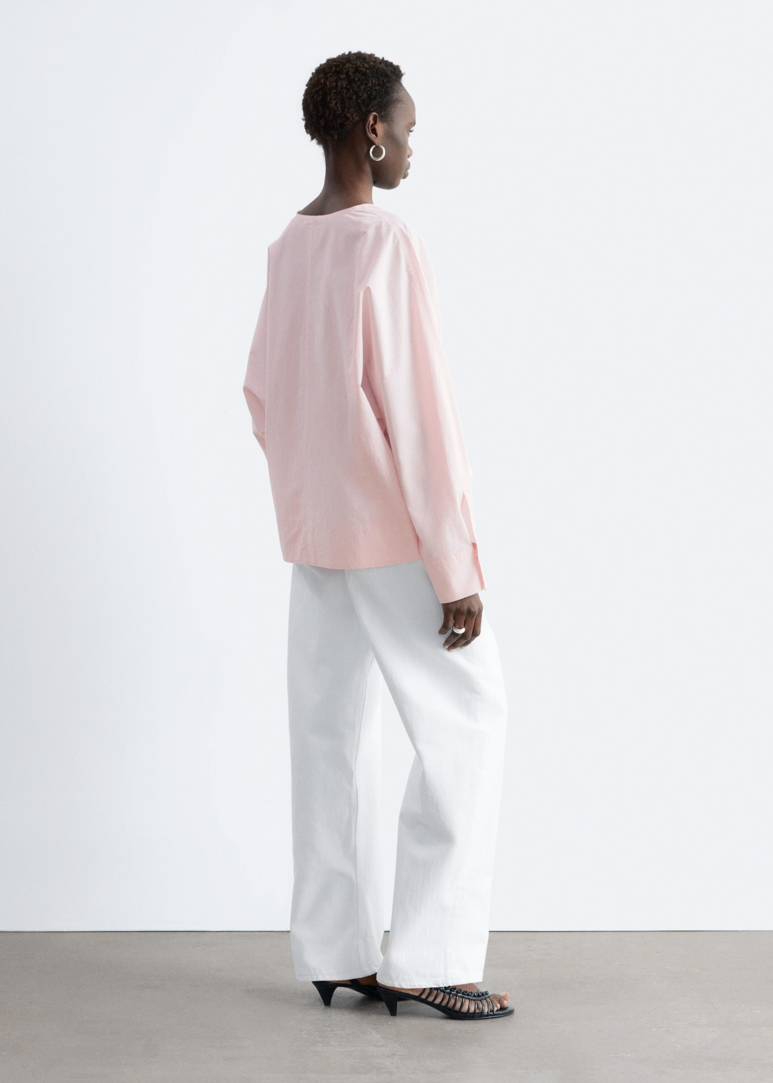 Image of Skulpturale Baumwollbluse mit V-Ausschnitt