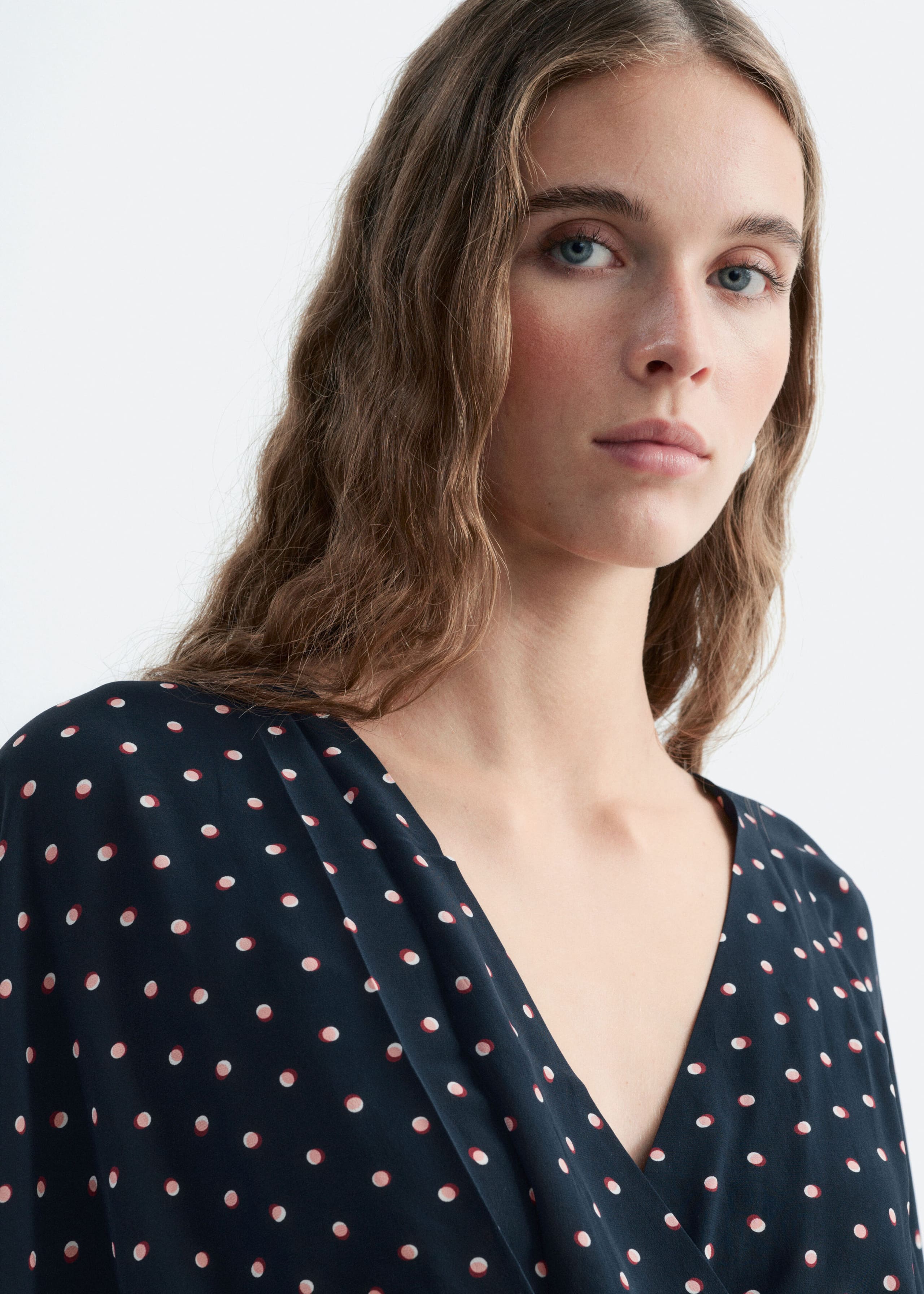 Blouse croisée devant - Bleu foncé/À pois - Lookbook