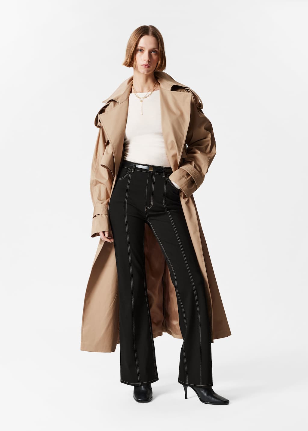 Pantalones acampanados con pespuntes - Negro - Lookbook