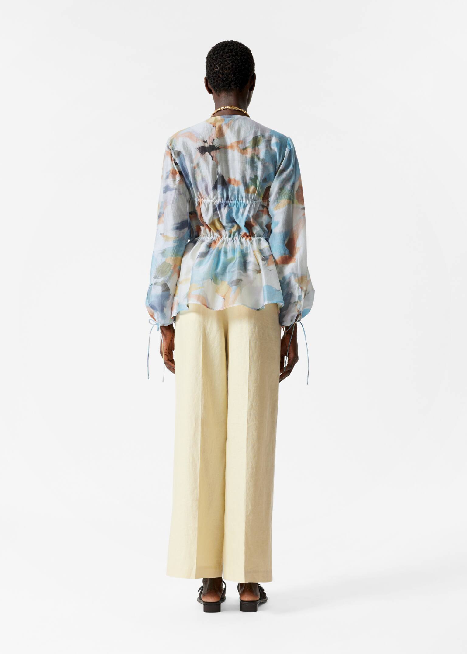 Blusa fruncida con cordón de ajuste - Patrón de pinceladas en azul - 3