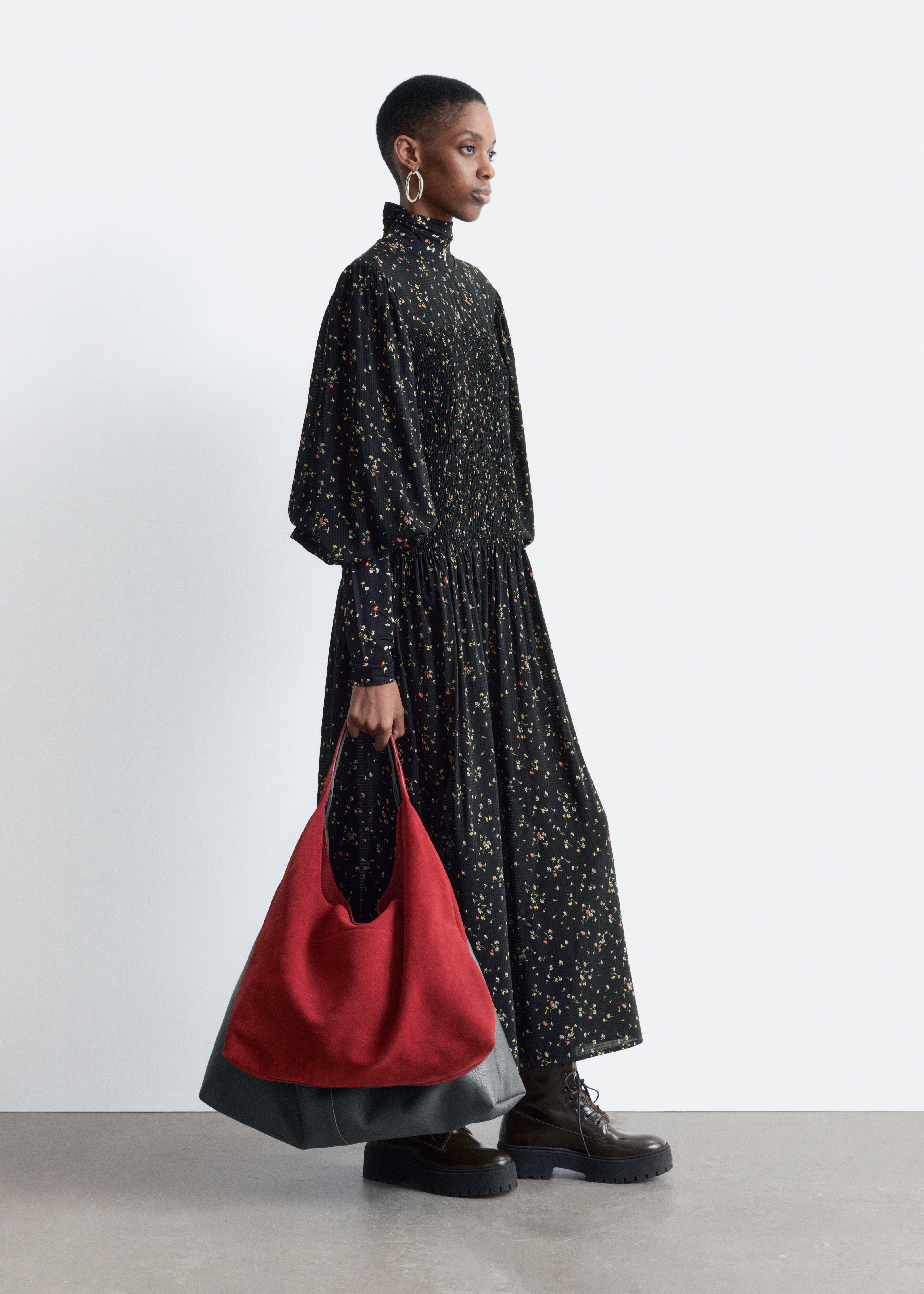 Gesmoktes Midikleid mit Ballonärmeln - Schwarz/Blumenmuster